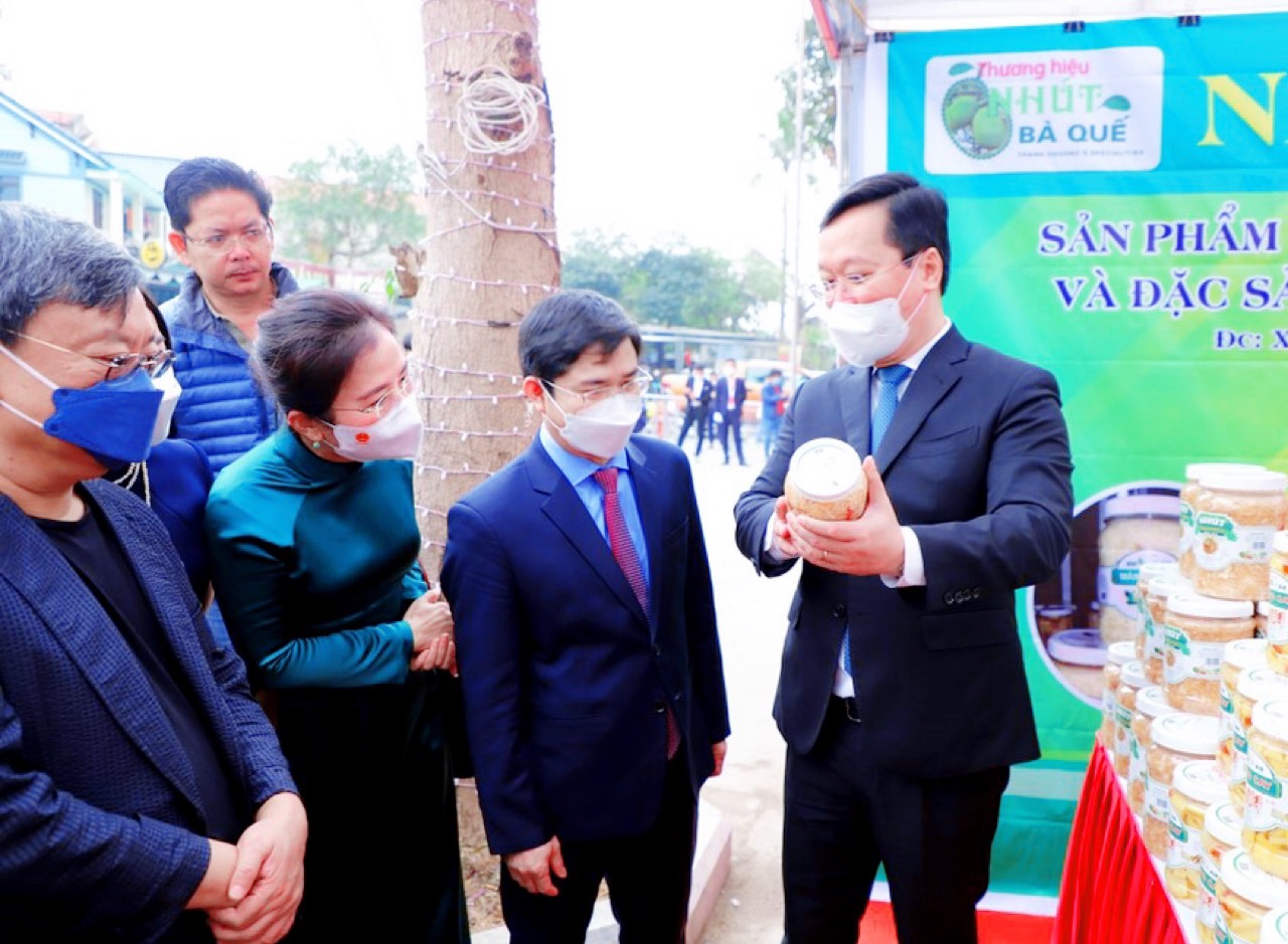 Siêu thị WinMart ở Nghệ An thúc đẩy xúc tiến thương mại cam Vinh, liên kết nhà sản xuất với nông dân - Ảnh 2.