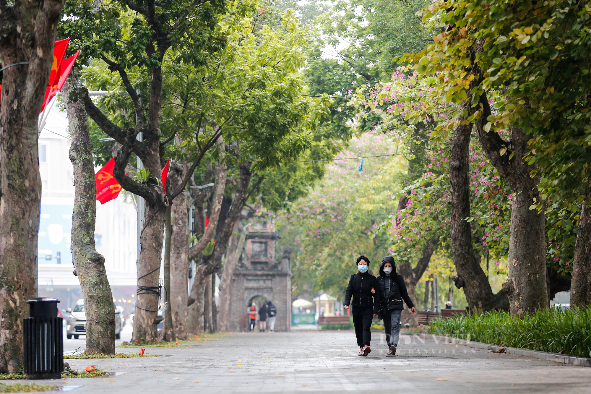 Quận Hoàn Kiếm hạ cấp độ dịch, những phường nào được bán hàng ăn uống tại chỗ? - Ảnh 1.