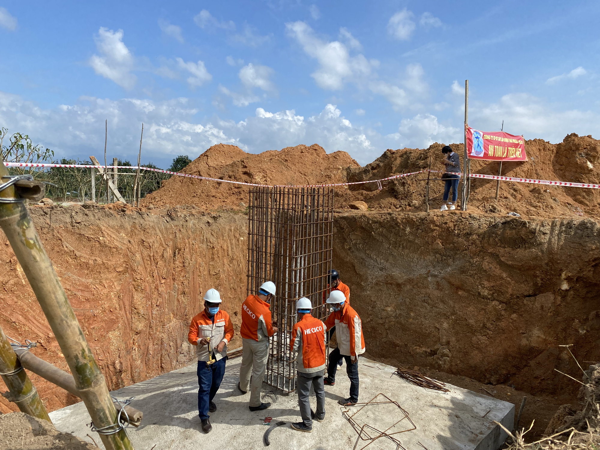 Thời gian thi công dự án đường dây 500kV Vân Phong-Vĩnh Tân không còn nhiều, nếu chậm sẽ bị phạt 1 triệu USD/ngày - Ảnh 2.