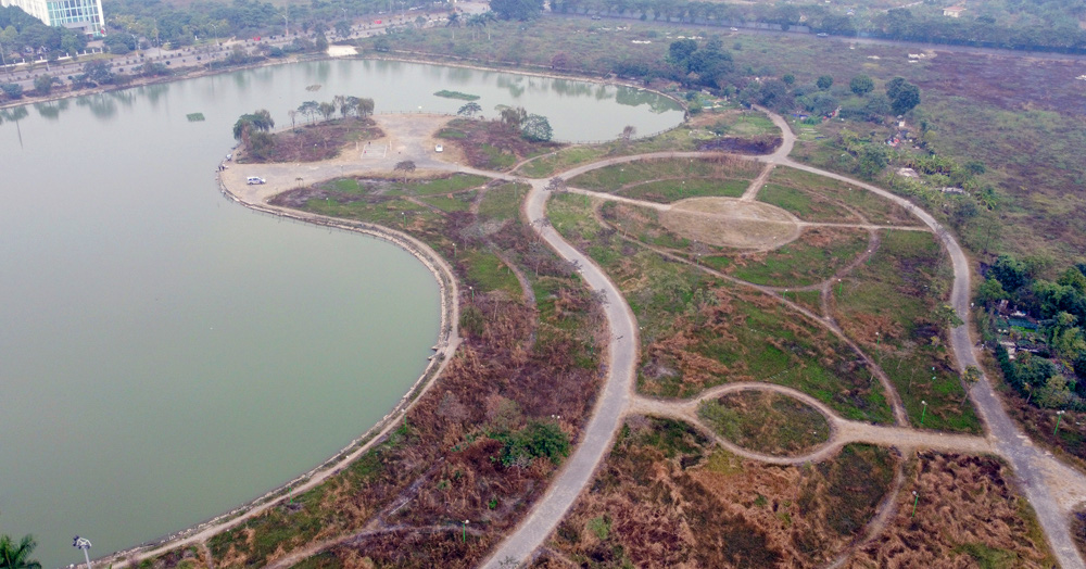 Read more about the article Công viên Việt Hưng hơn 70 tỷ đồng ở Hà Nội hoang tàn như… đồng cỏ cháy