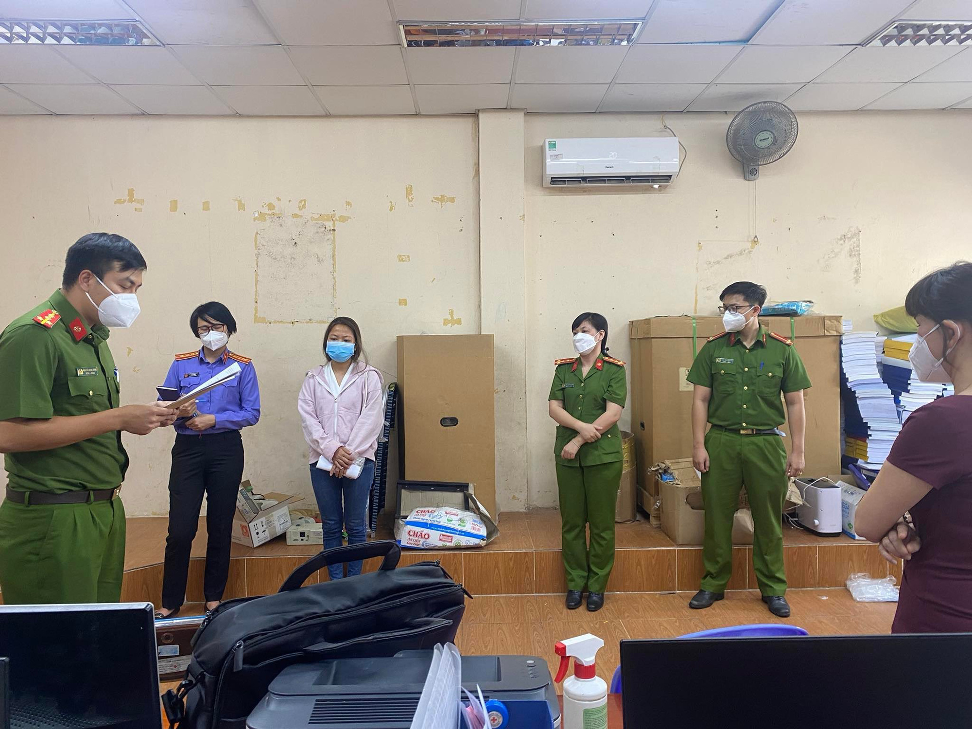 Bắt giám đốc Công ty Nam Phong và nhân viên Bệnh viện Thủ Đức liên quan kit test công ty Việt Á - Ảnh 3.