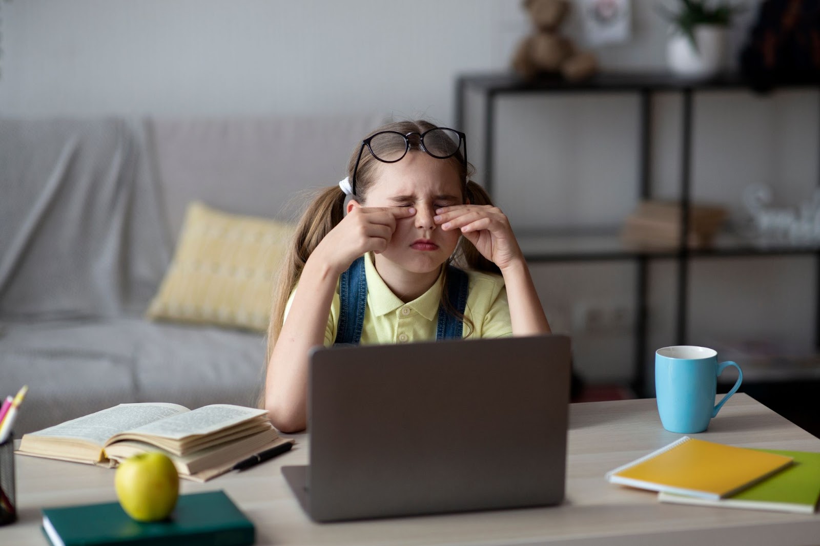 Chuyên gia chia sẻ bí quyết bảo vệ mắt cho trẻ khi học online trong mùa dịch - Ảnh 2.