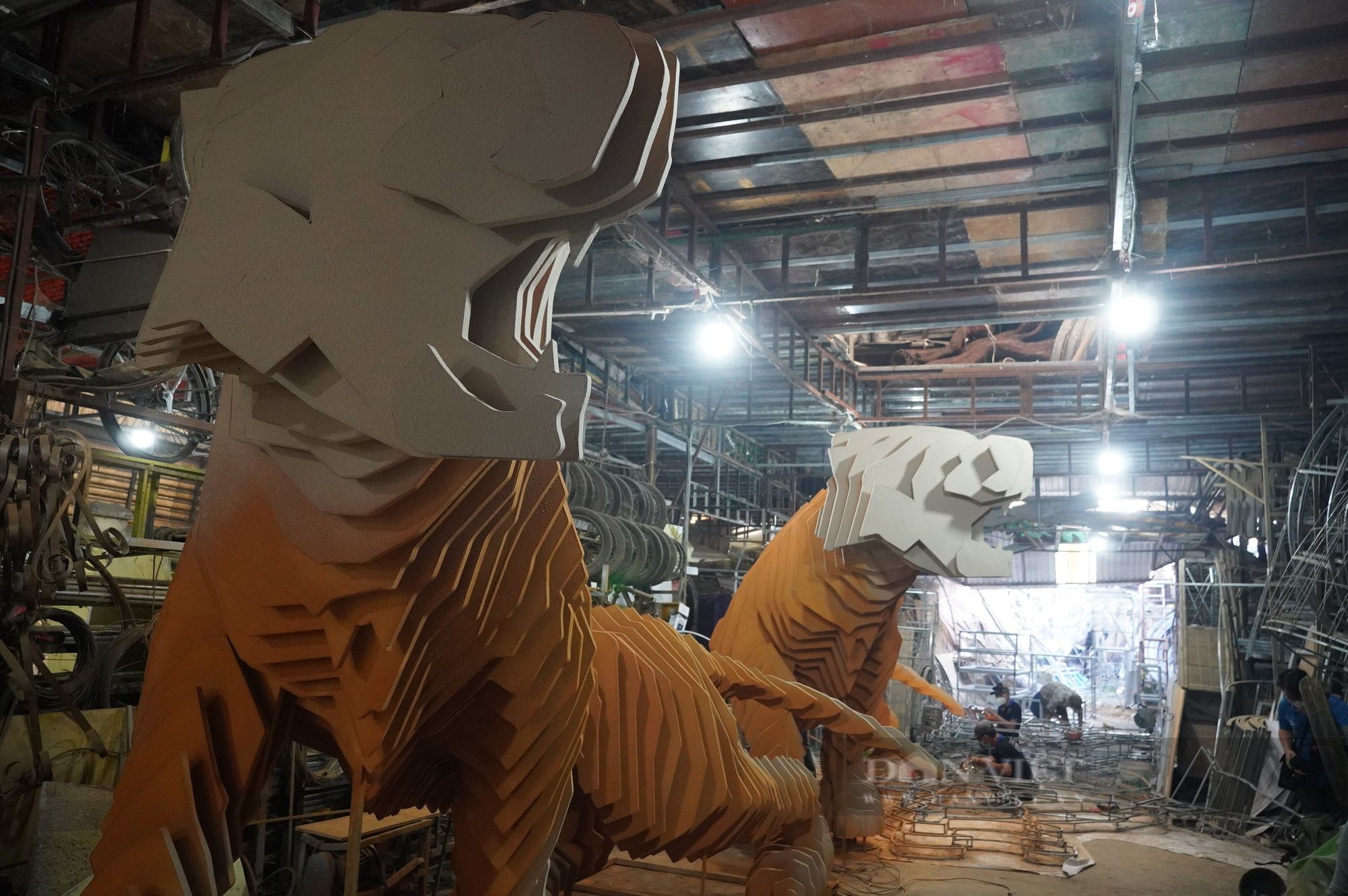 Cặp hổ cao 3m, dài 7m chuẩn bị hoàn thiện trưng diện tại cổng chào đường hoa Nguyễn Huệ TP.HCM - Ảnh 1.
