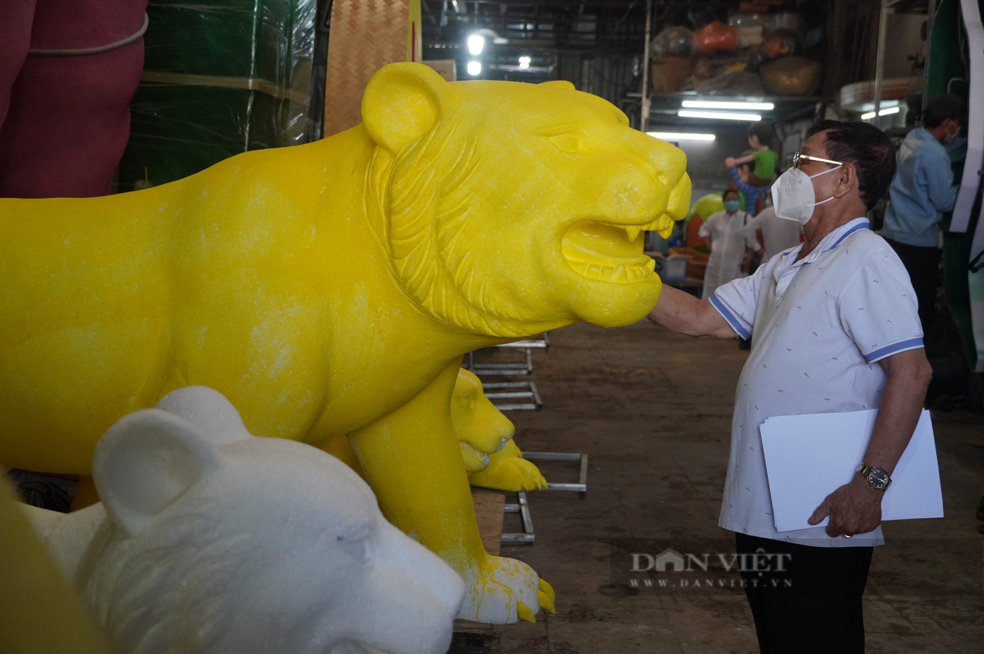 Cặp hổ cao 3m, dài 7m chuẩn bị hoàn thiện trưng diện tại cổng chào đường hoa Nguyễn Huệ TP.HCM - Ảnh 6.