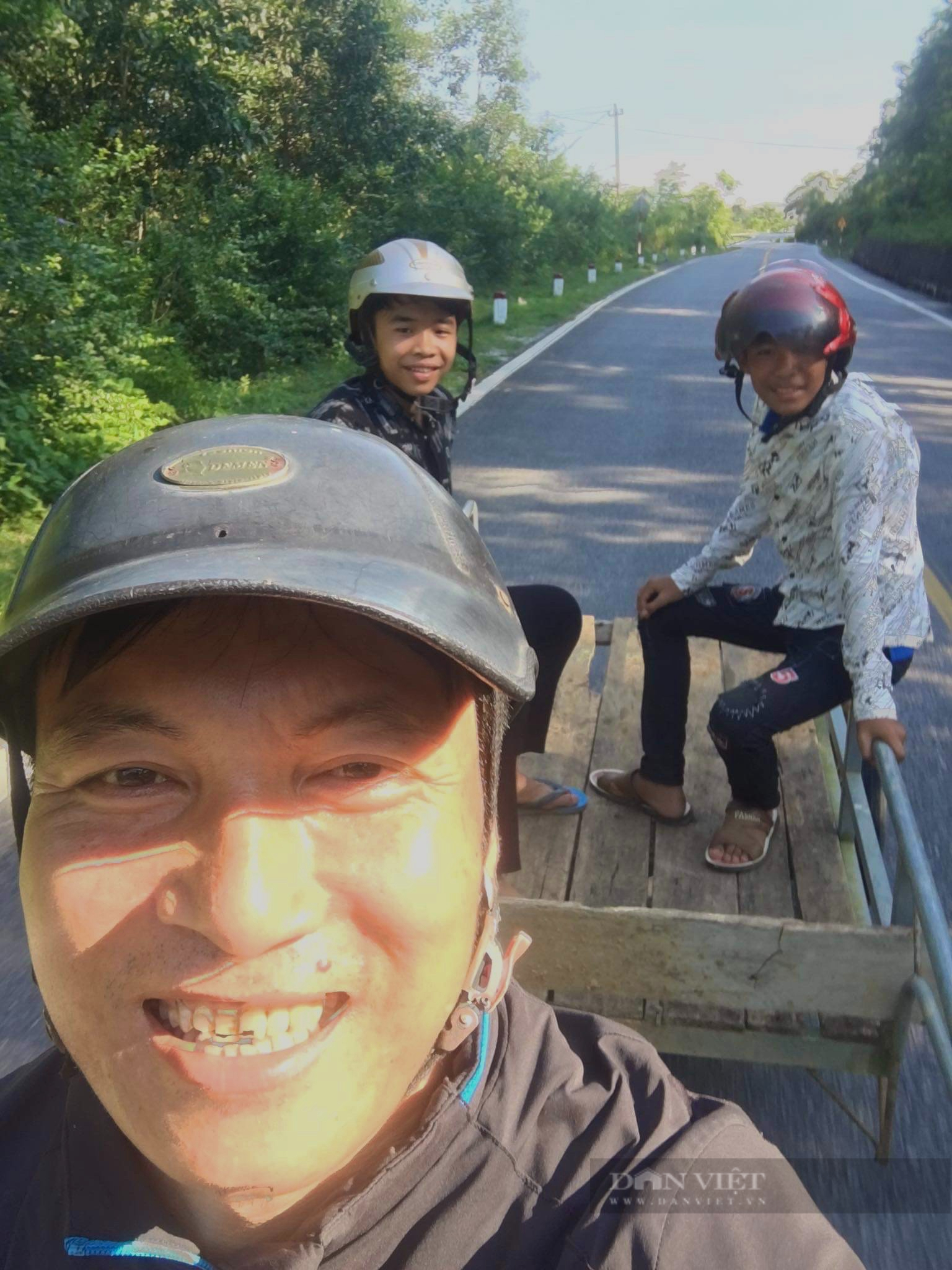 Giáo viên vùng cao Quảng Bình vượt hàng nghìn km vào Nam &quot;bắt&quot; học sinh trở lại trường  - Ảnh 4.