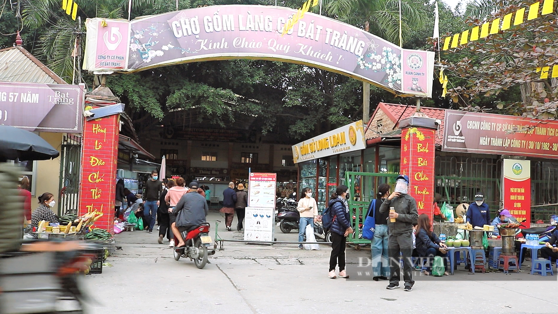 Mặc dù tình hình dịch bệnh ở Hà Nội vẫn có nhiều diễn biến phức tạp nhưng lượng khách ở chợ gốm Bát Tràng vẫn khá tấp nập. 