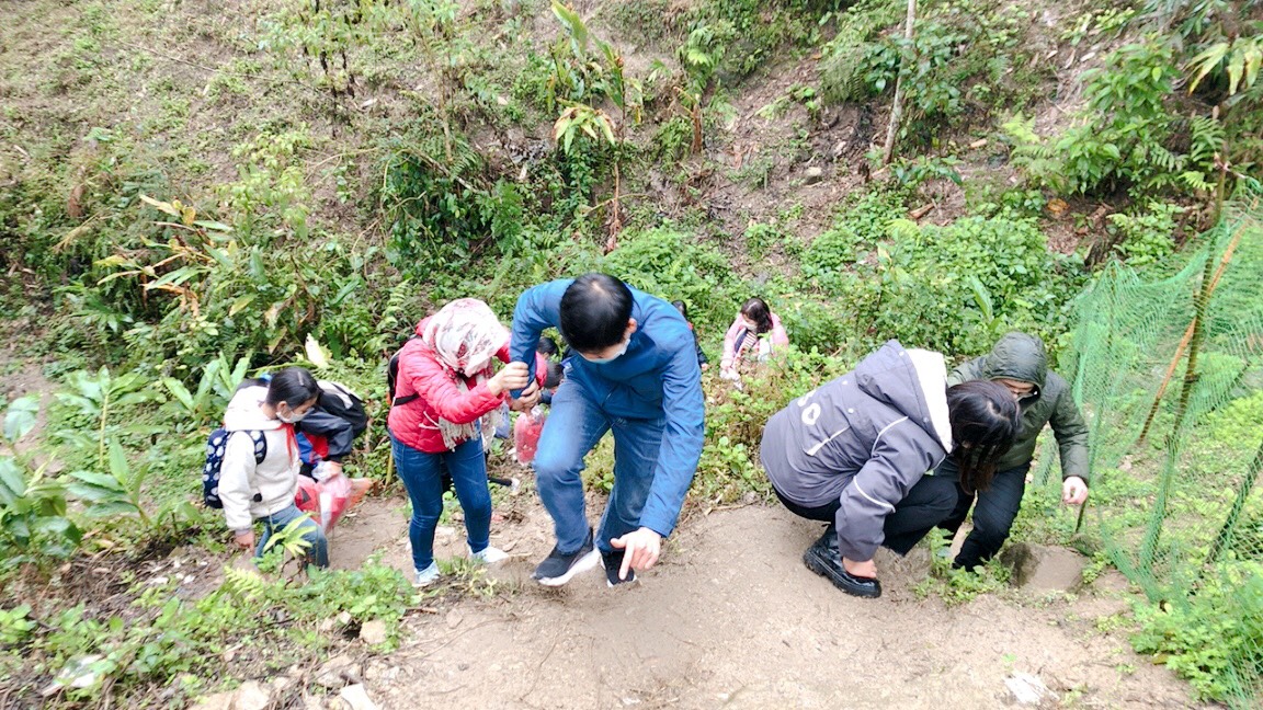 Vượt núi băng rừng mang Tết ấm về với đồng bào Dao Hà Giang - Ảnh 5.