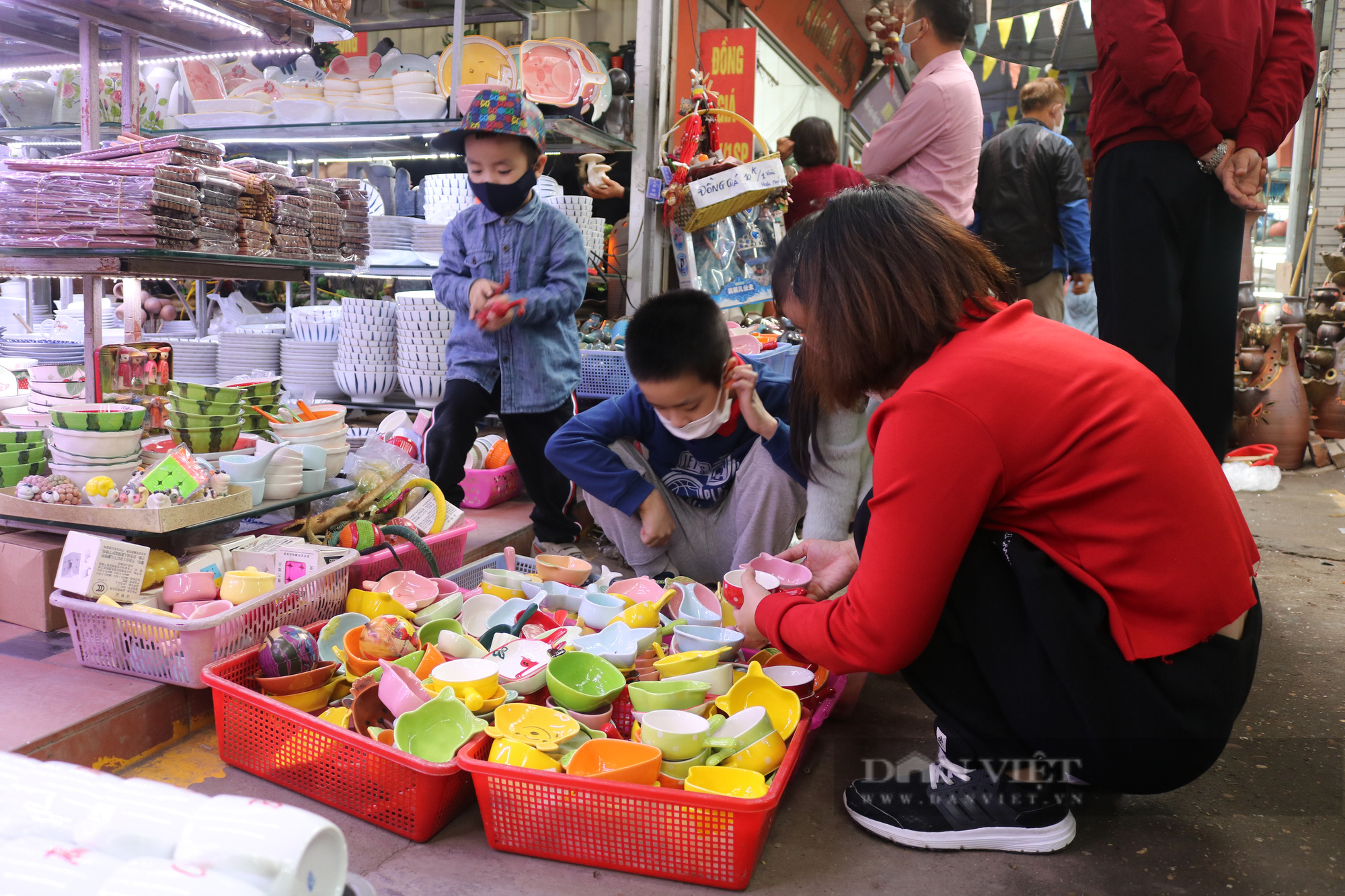 Vì dịch bệnh nên khách tới mua hàng tại chợ gốm Bát Tràng đa số là người dân bản địa, lượng khách nước ngoài lui tới rất ít.