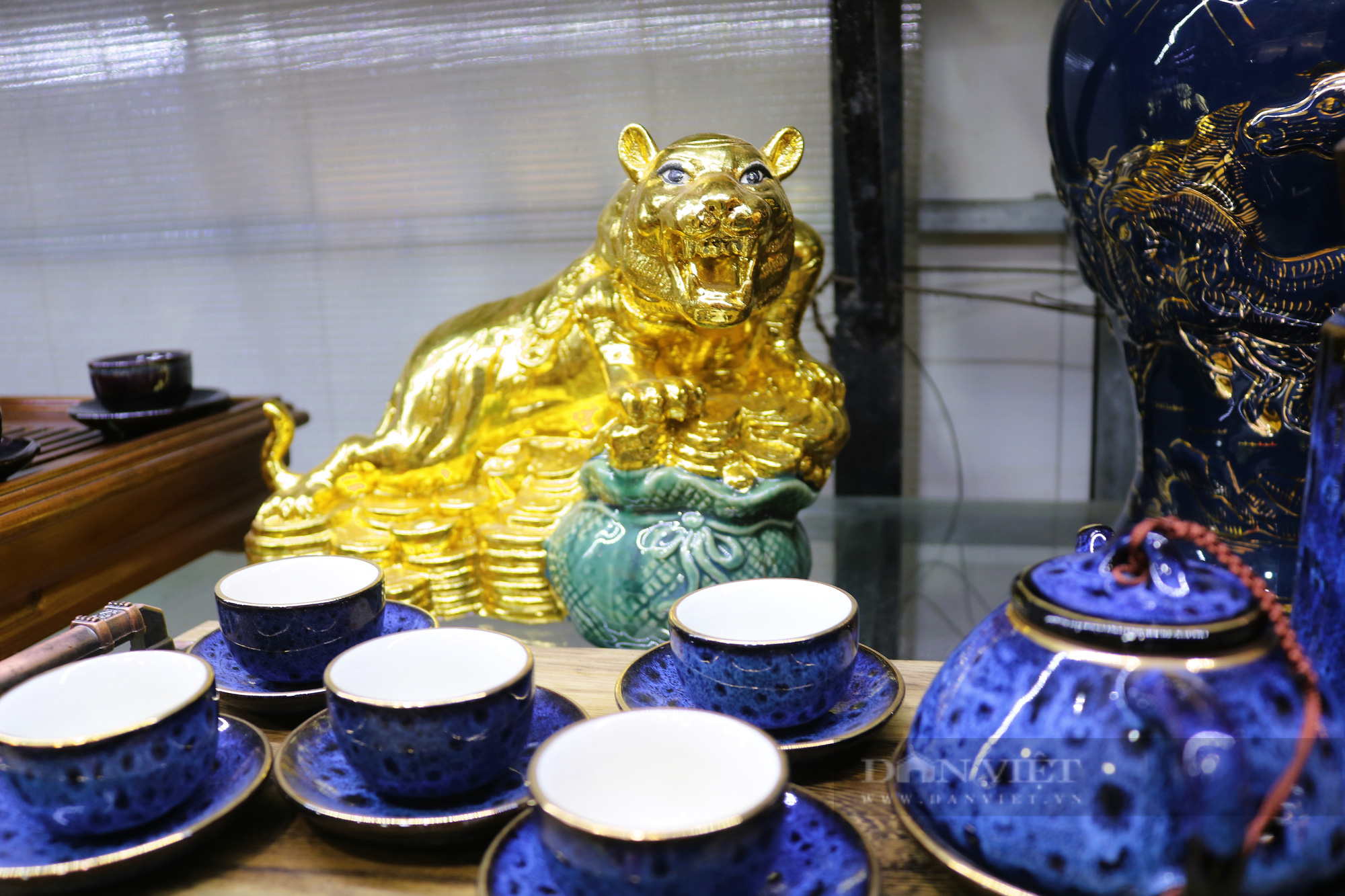 Đồ gốm sứ có linh vật hổ được bày bán khá ít tại chợ gốm Bát Tràng năm nay. 