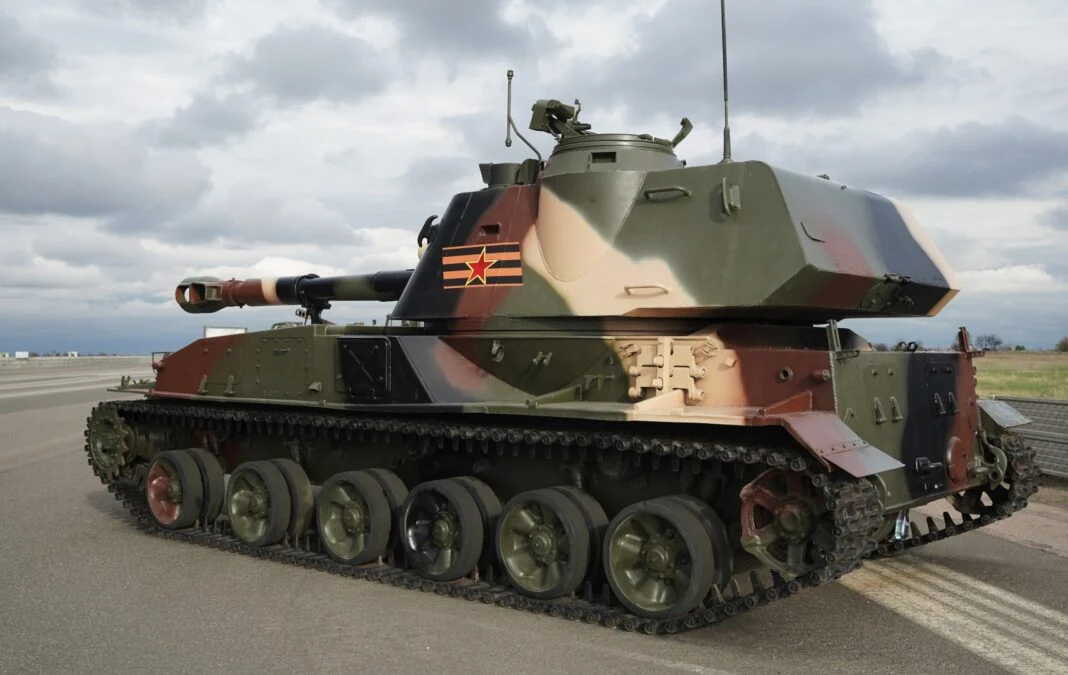 Quân ly khai thân Nga ở Đông Ukraine bất ngờ điều thêm xe tăng tới tiền tuyến - Ảnh 1.