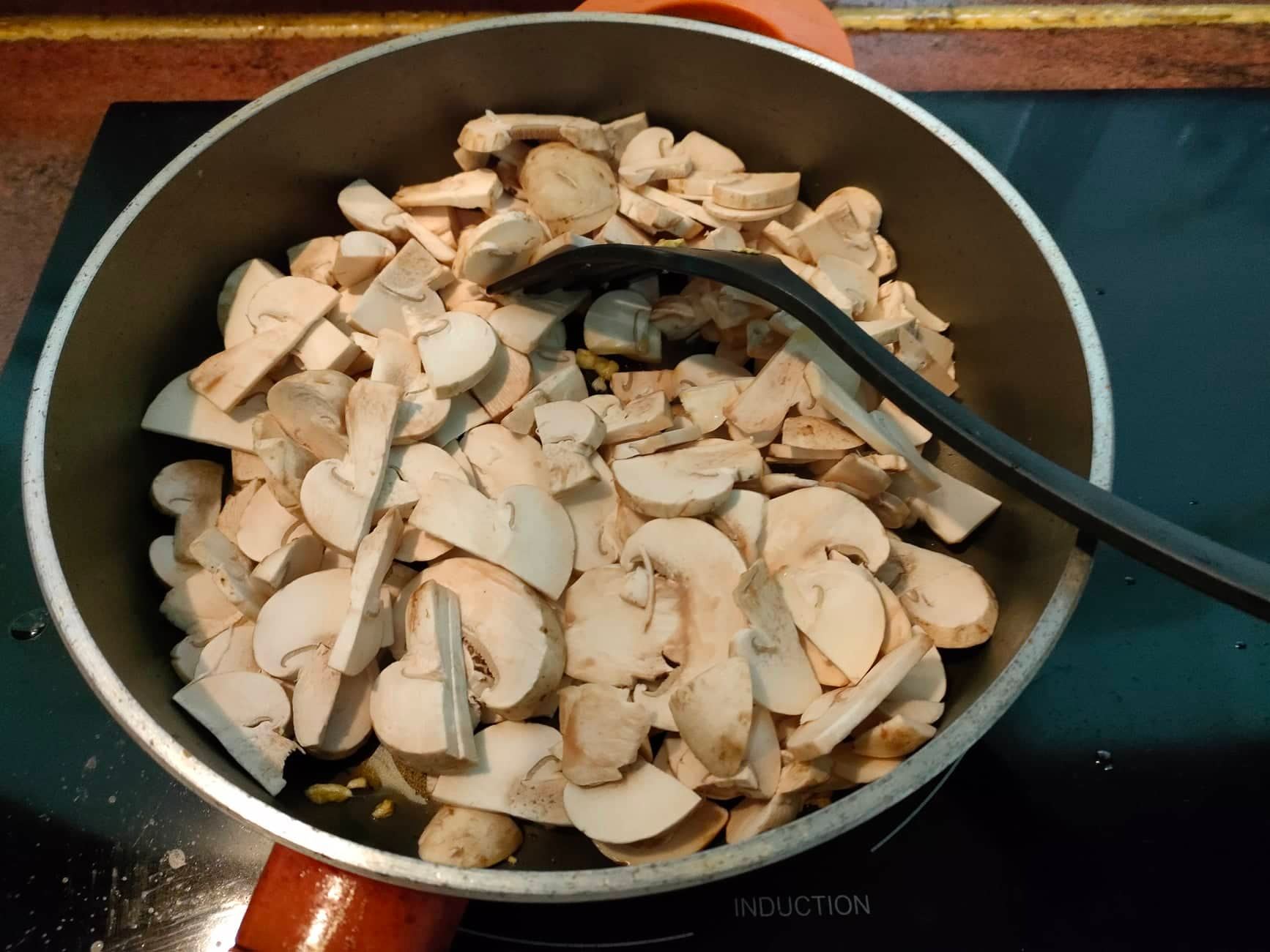  Cách làm mì Ý sốt kem nấm không ngán phù hợp cho người Việt - Ảnh 3.