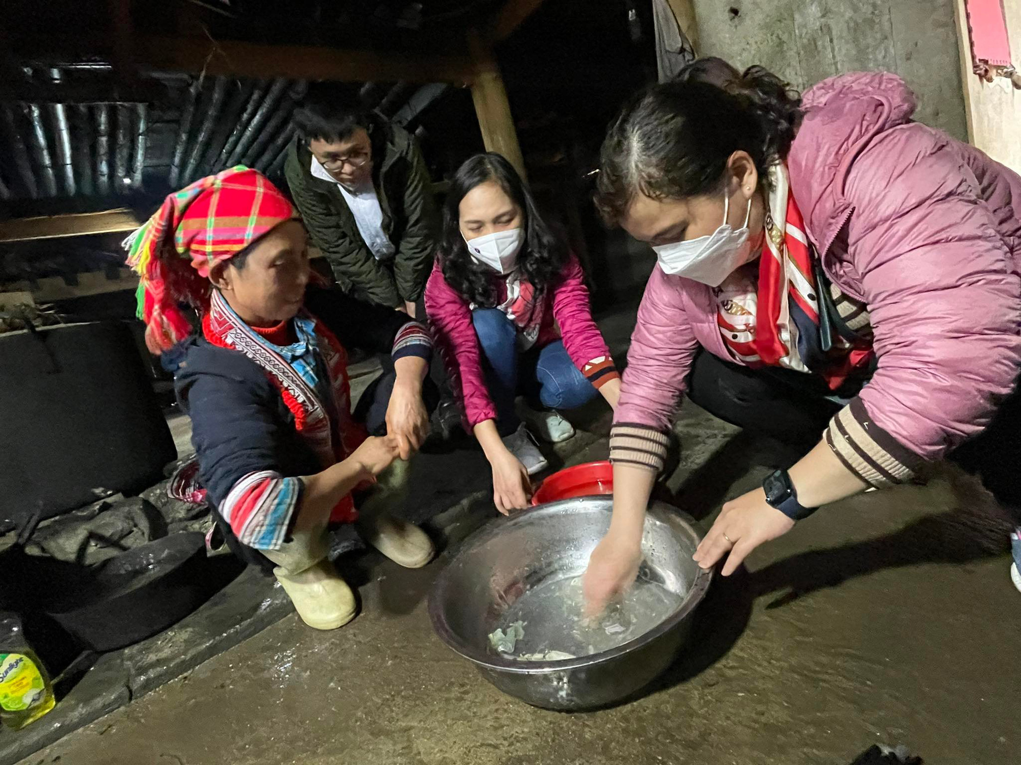 &quot;Chưa có ai đến thăm, cho quà như vậy đâu&quot; - Ảnh 2.