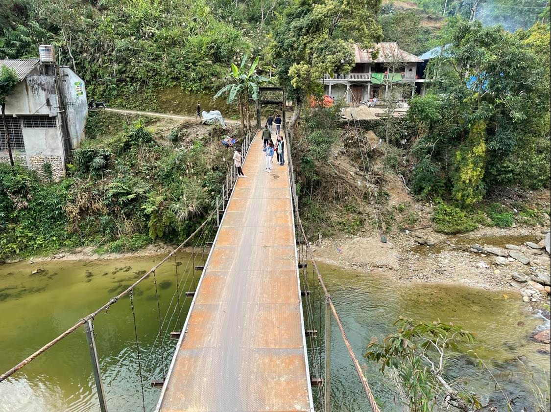 Tặng áo ấm, áo trắng cho học sinh nghèo Nam Sơn (Hà Giang) - Ảnh 8.