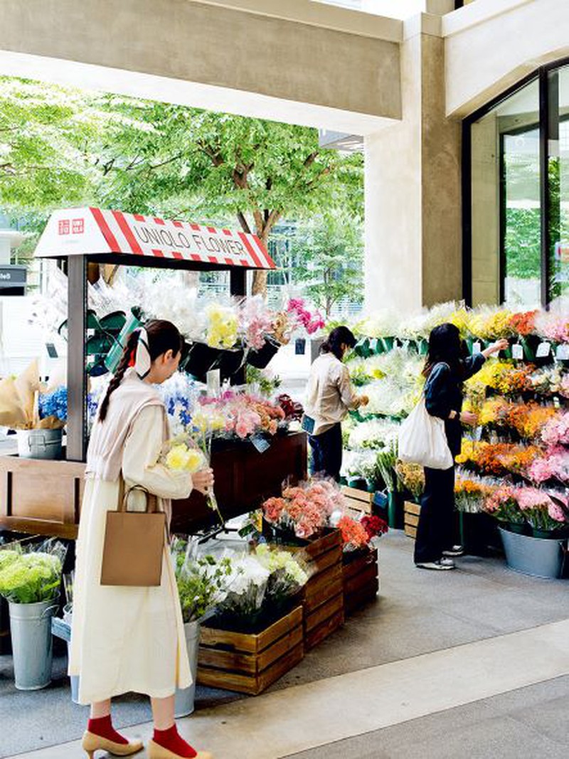 Ông trùm thời trang Nhật bất ngờ bán hoa Tết đặc biệt ở TP.HCM - Ảnh 1.