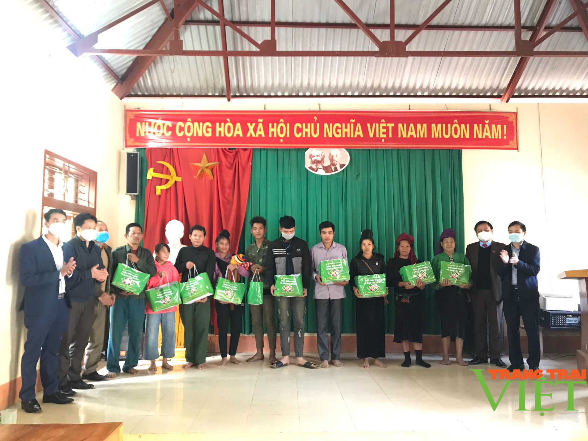 Hội Nông dân tỉnh Sơn La thăm, chúc Tết 24 hộ nông dân khó khăn - Ảnh 3.
