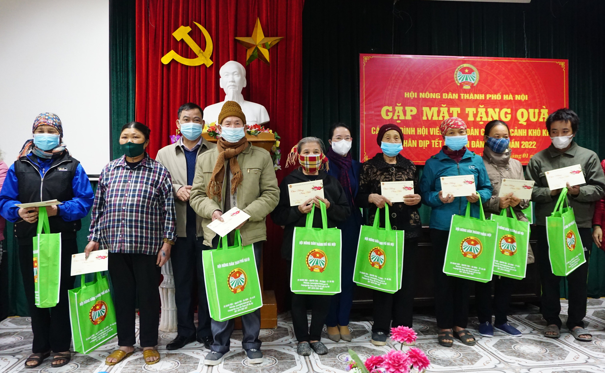 Hội Nông dân TP Hà Nội: Tặng hơn 6.000 suất quà, mang Tết ấm đến nông dân nghèo - Ảnh 2.