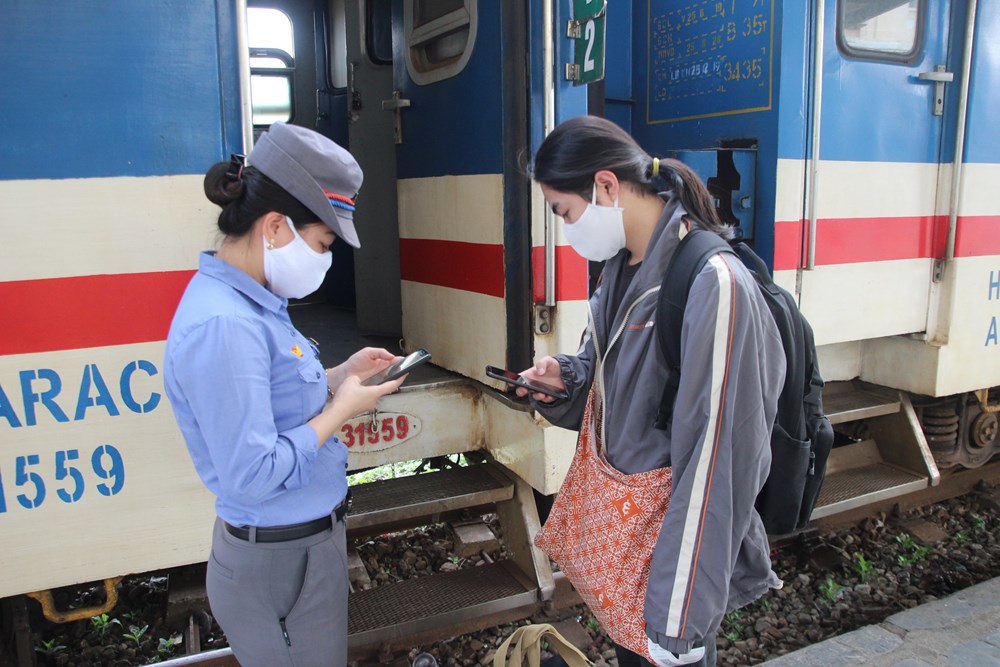 Ngành đường sắt tăng tải, khuyến cáo hành khách thận trọng khi mua vé tàu Tết - Ảnh 4.