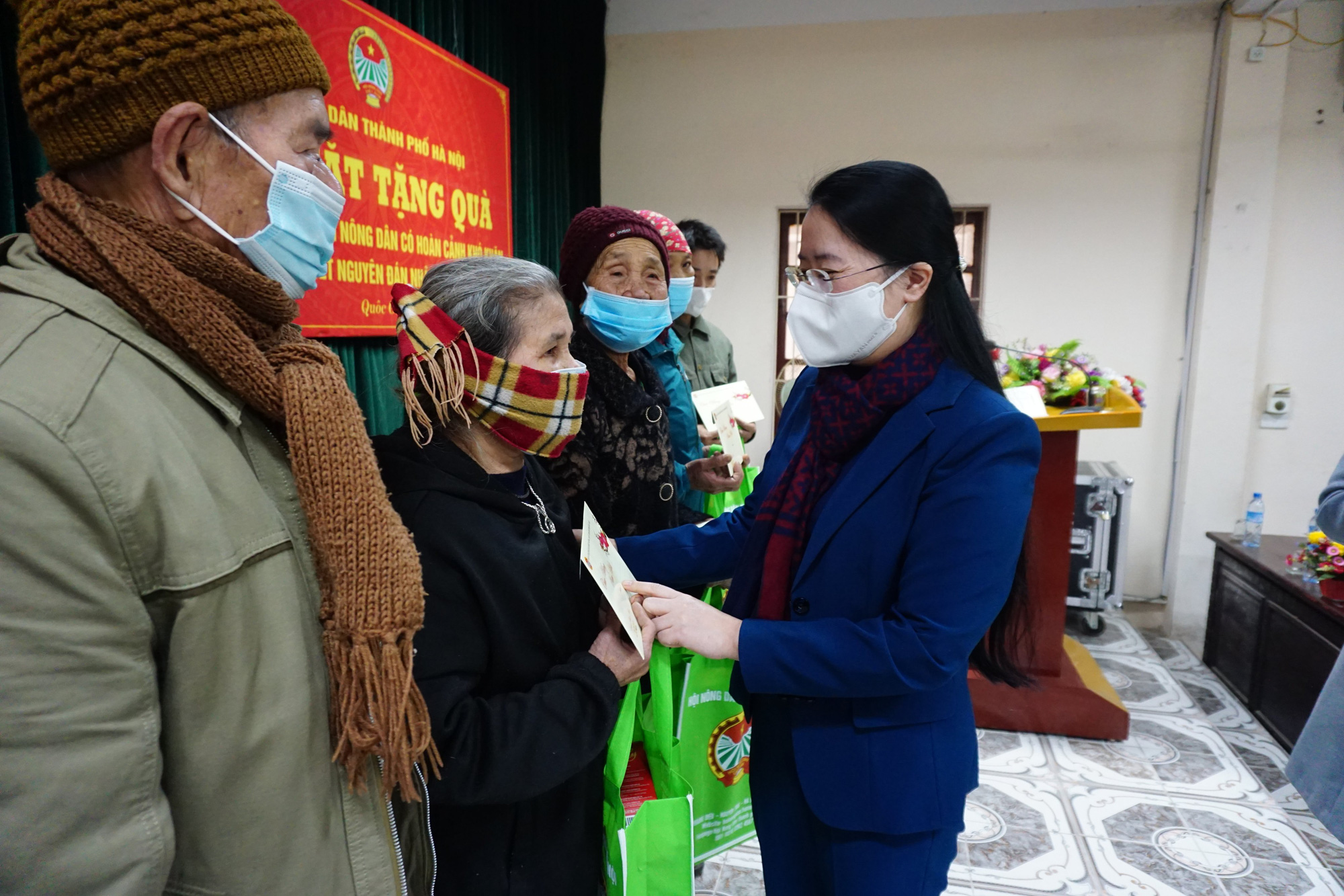 Hội Nông dân TP Hà Nội: Tặng hơn 6.000 suất quà, mang Tết ấm đến nông dân nghèo - Ảnh 1.