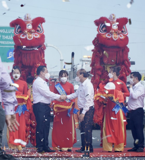 Chủ tịch nước Nguyễn Xuân Phúc dự lễ thông xe kỹ thuật cao tốc Trung Lương - Mỹ Thuận - Ảnh 4.