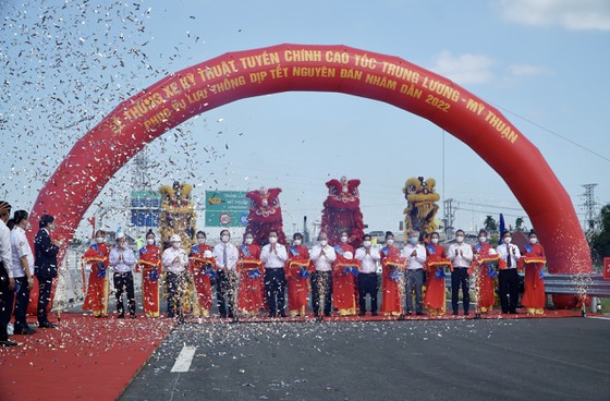 Chủ tịch nước Nguyễn Xuân Phúc dự lễ thông xe kỹ thuật cao tốc Trung Lương - Mỹ Thuận - Ảnh 3.