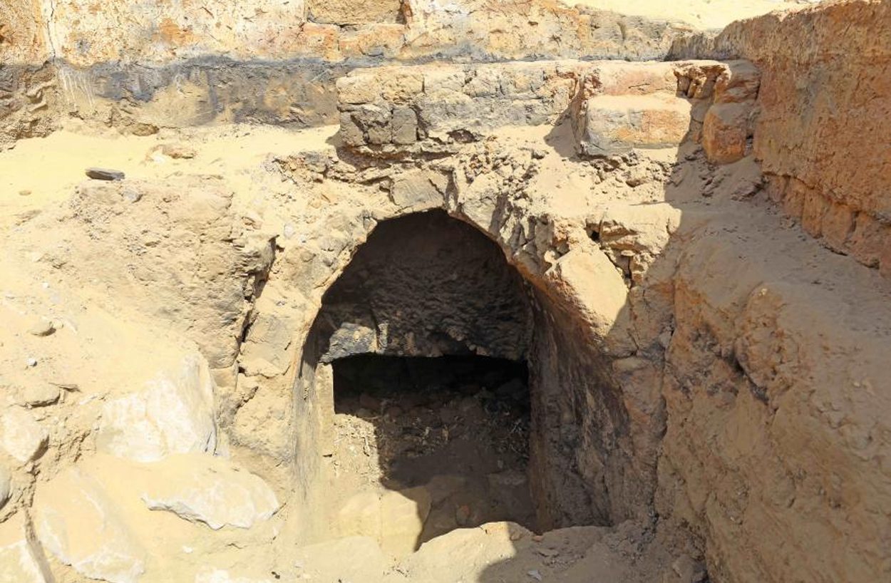 Đi tìm vết tích của Cleopatra, các nhà khoa học bất ngờ phát hiện lăng mộ chứa 20 xác ướp ở Ai Cập - Ảnh 1.