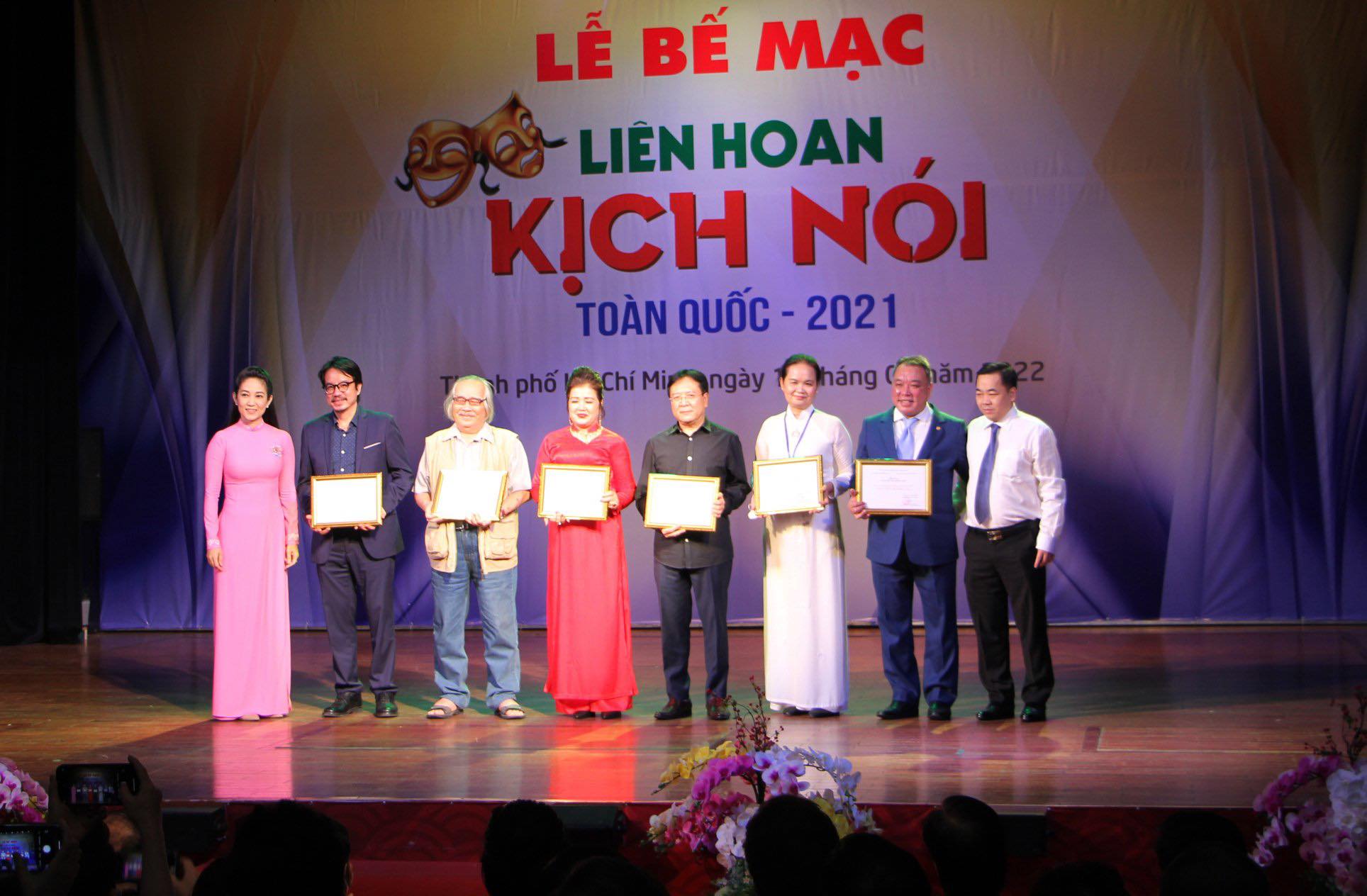 Độc quyền: Cục Nghệ thuật biểu diễn nói rõ sự tình vụ trao huy chương cho Minh Béo, Hoài Linh - Ảnh 2.
