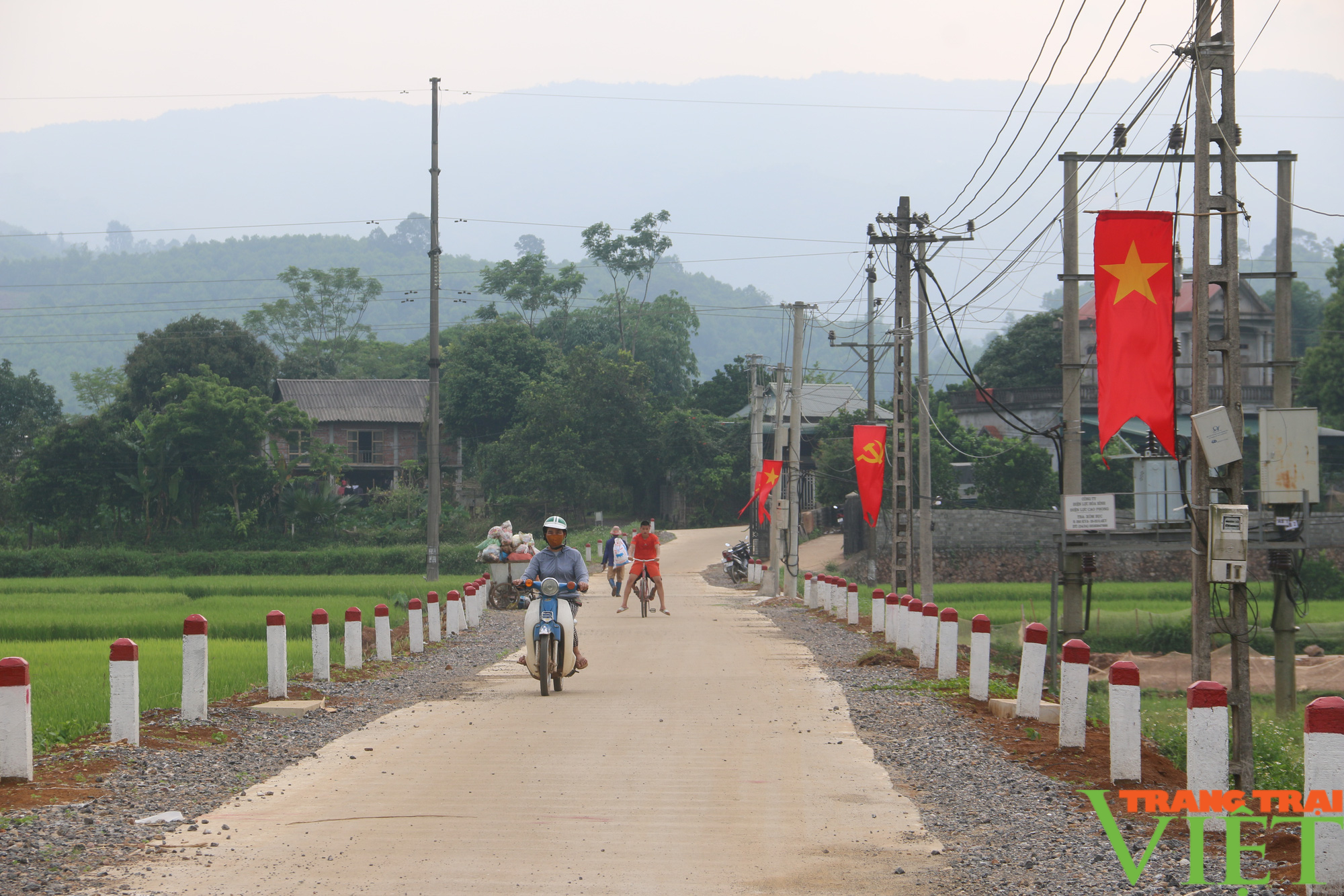 Hoà Bình: Xã nghèo vùng cao đổi thay từ chương trình xây dựng nông thôn mới - Ảnh 1.