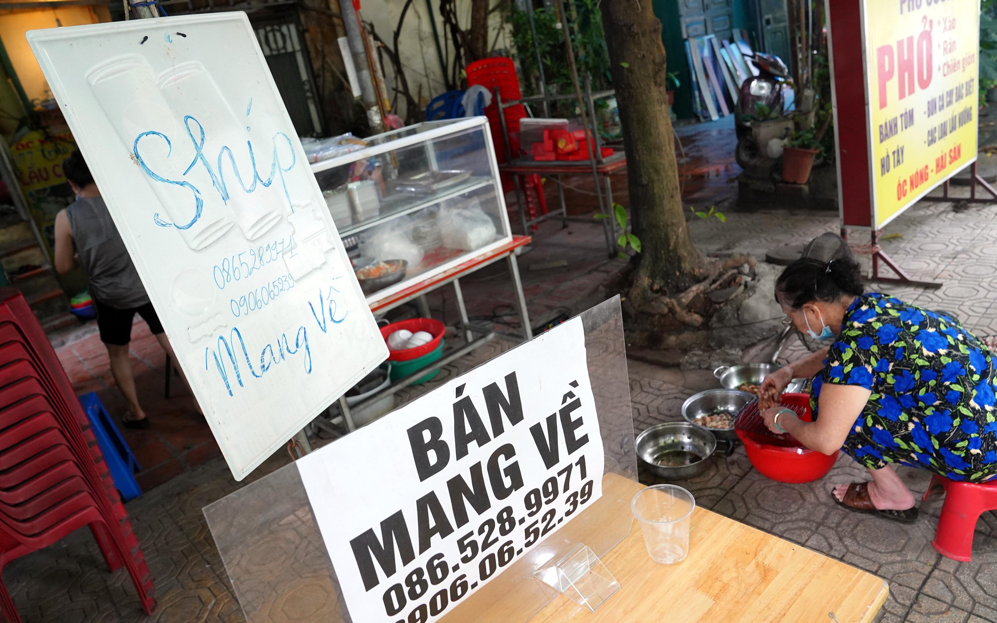 Thêm 2 quận, huyện &quot;nguy cơ cao&quot; dừng bán hàng ăn uống tại chỗ ở Hà Nội