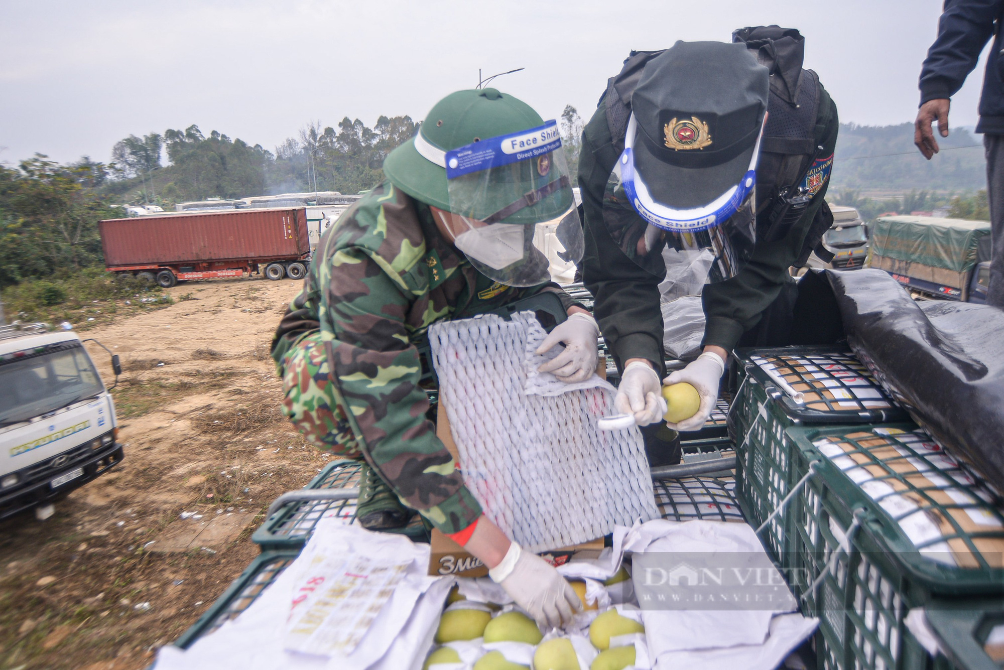 Việc thông quan nông sản ở cửa khẩu biên giới đã được cải thiện - Ảnh 1.