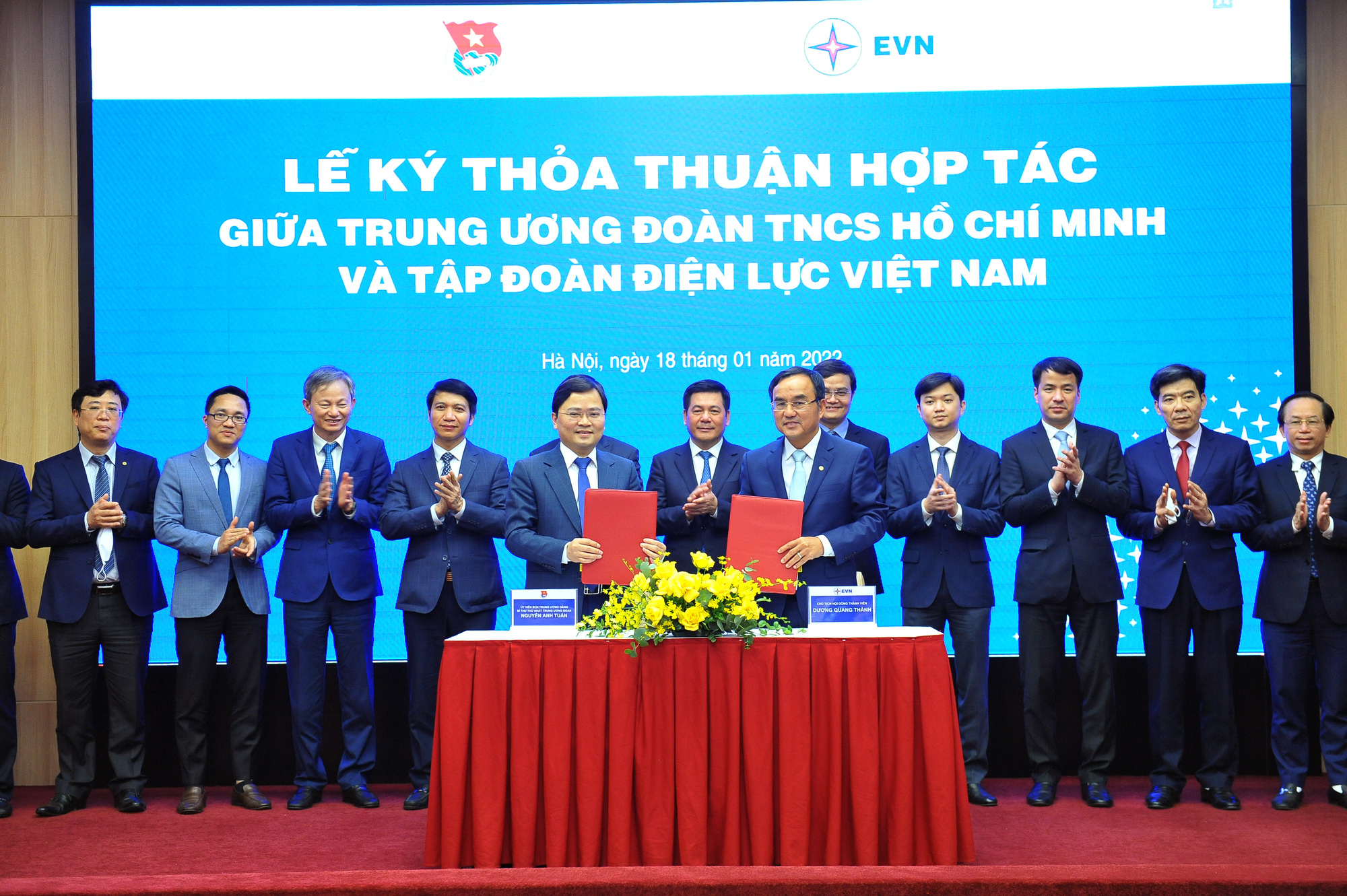 EVN ký kết thoả thuận hợp tác với Trung ương Đoàn thanh niên   - Ảnh 1.