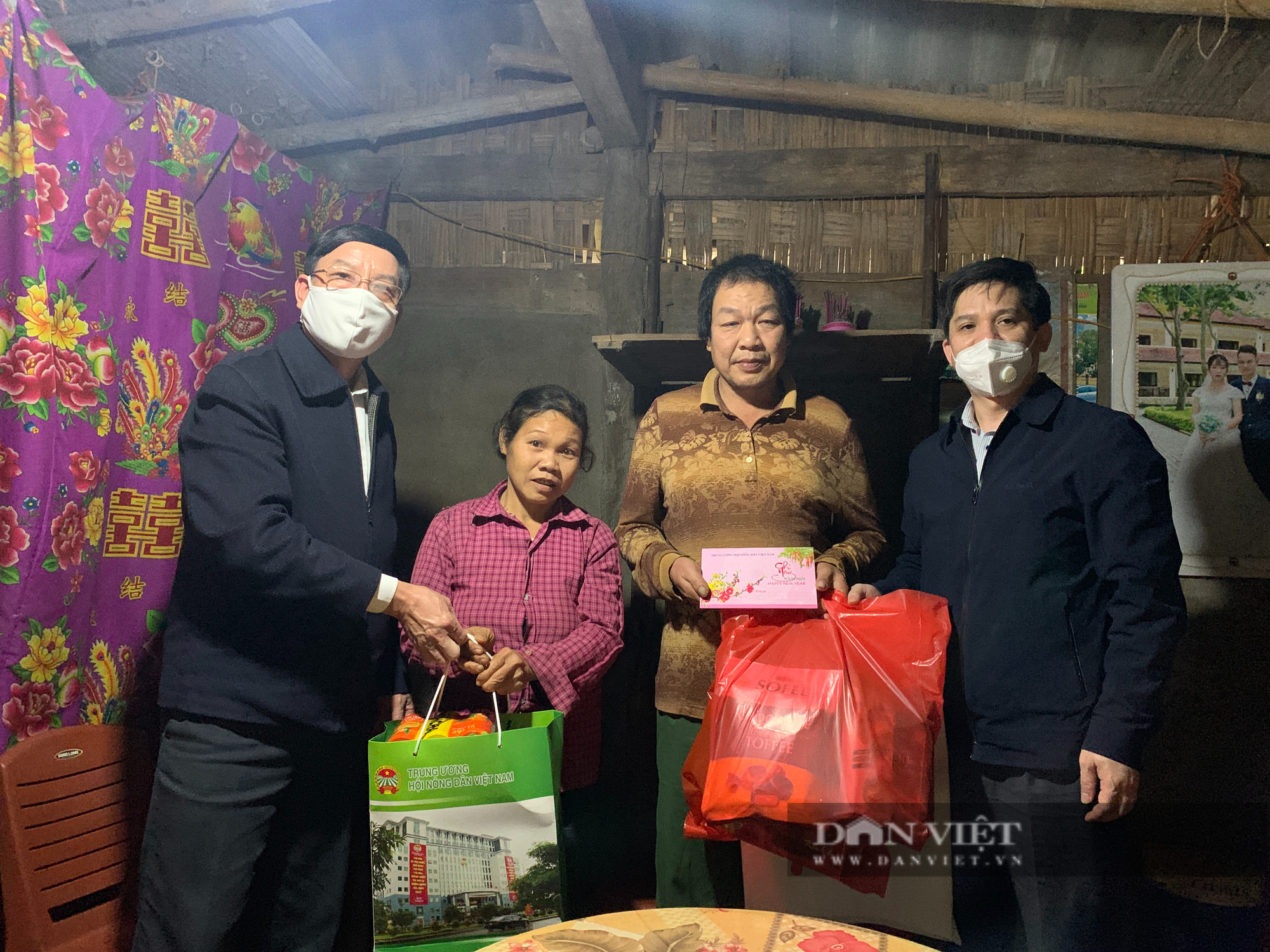 Phó Chủ tịch TƯ Hội Nông dân Việt Nam tặng quà hội viên nghèo tại Bắc Kạn - Ảnh 2.