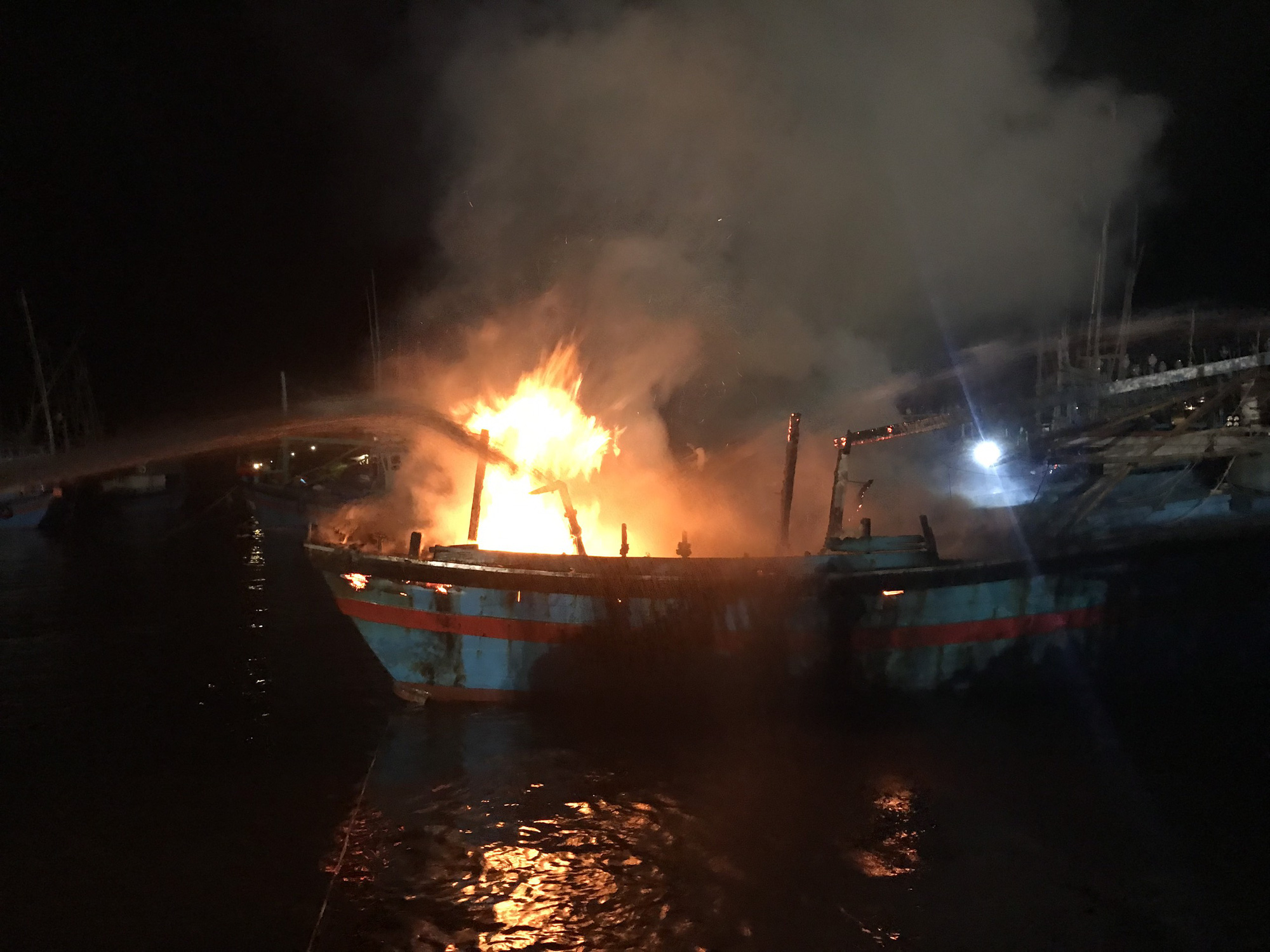 Cận cảnh 3 tàu cá neo đậu ở xí nghiệp đóng tàu bốc cháy ngùn ngụt - Ảnh 4.