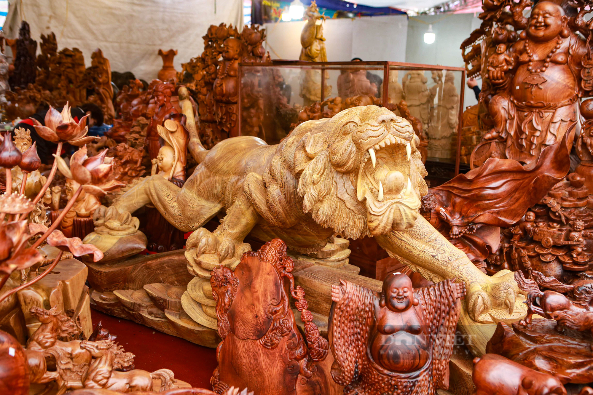 Hổ được làm bằng gỗ mun có giá hơn 100 triệu đồng tại chợ hoa xuân 2022 - Ảnh 3.