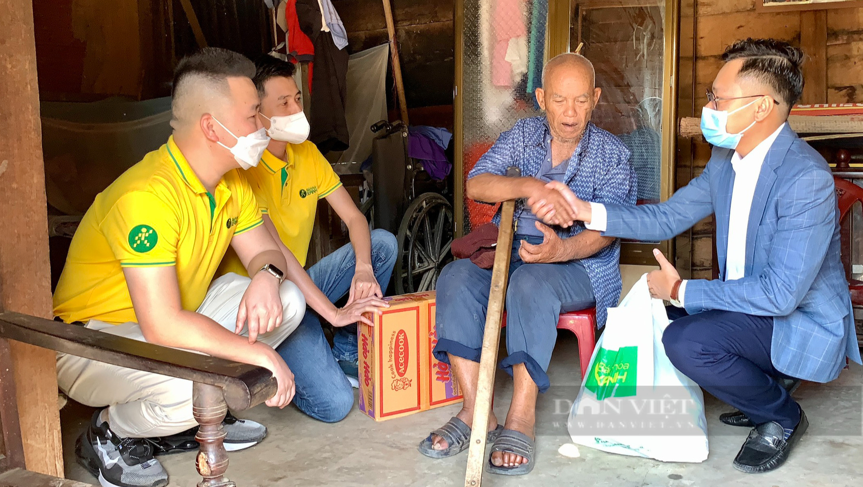 Báo NTNN/Dân Việt cùng nhà tài trợ tặng quà Tết cho người dân huyện Krông Nô - Ảnh 9.