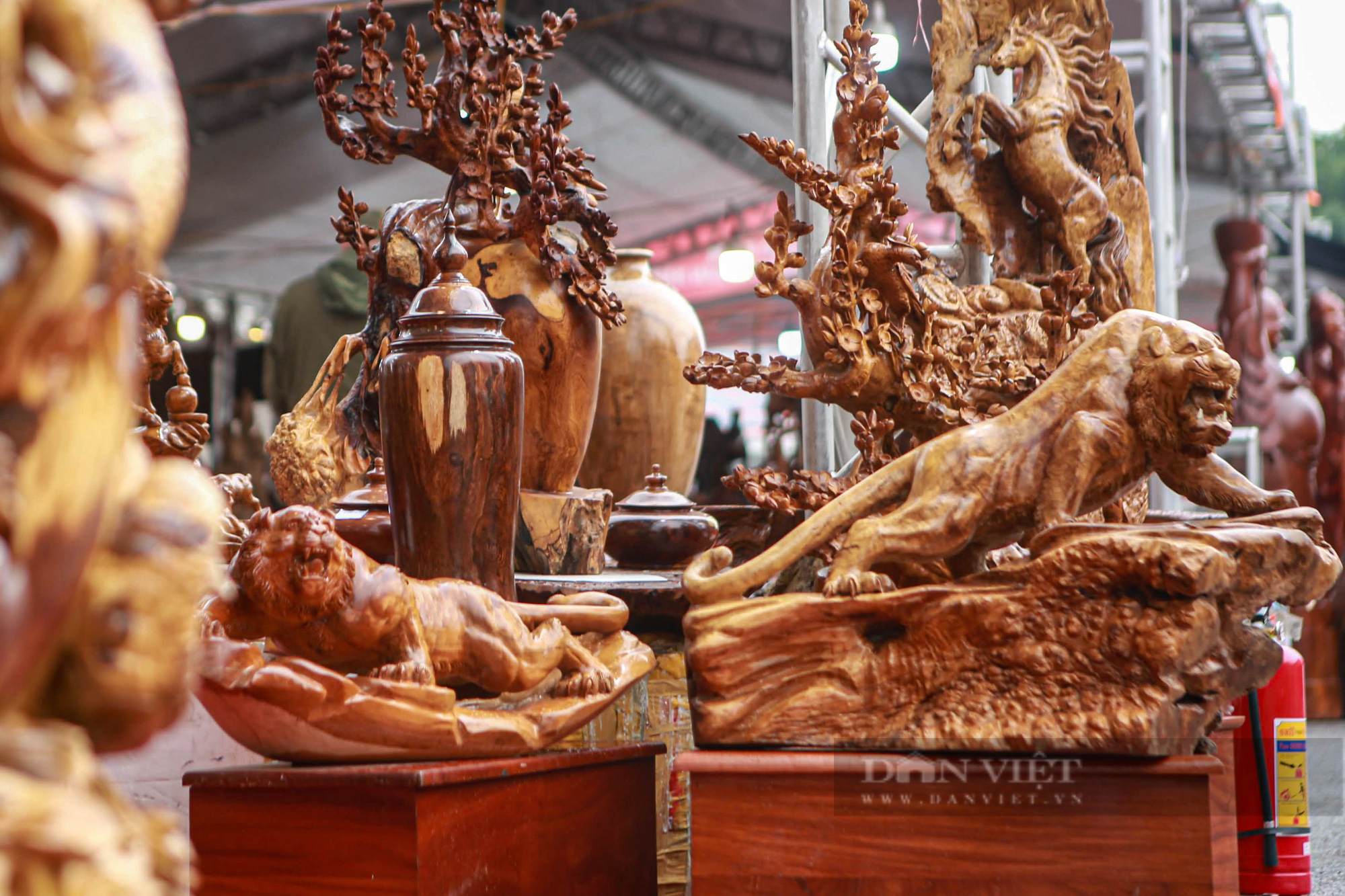 Hổ được làm bằng gỗ mun có giá hơn 100 triệu đồng tại chợ hoa xuân 2022 - Ảnh 2.