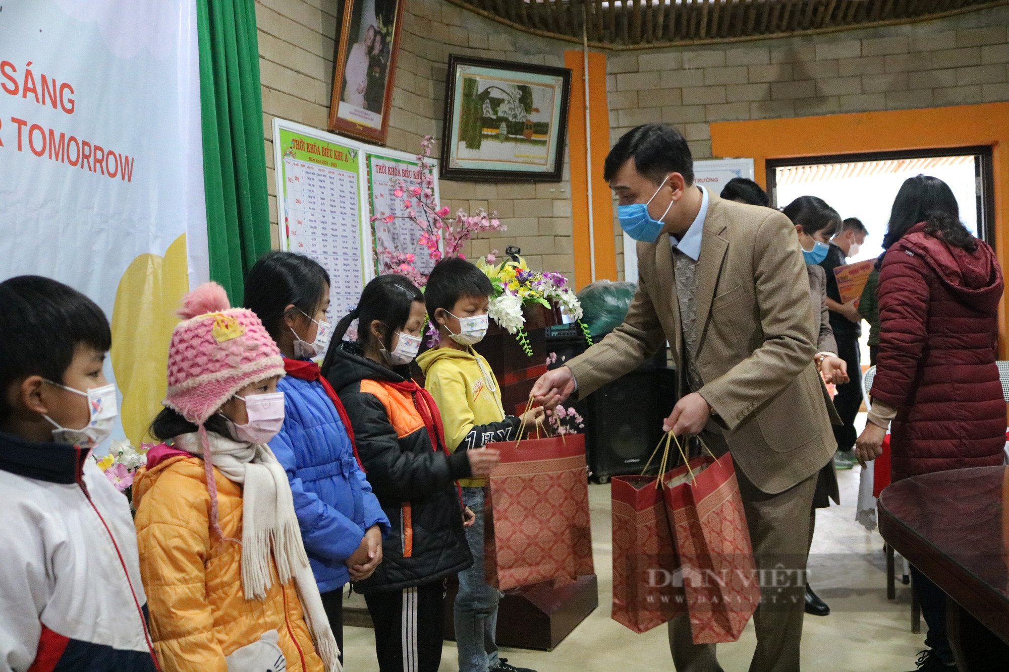 Hội nông dân tỉnh Thái Nguyên phối hợp tặng quà cho học sinh nghèo vượt khó - Ảnh 3.