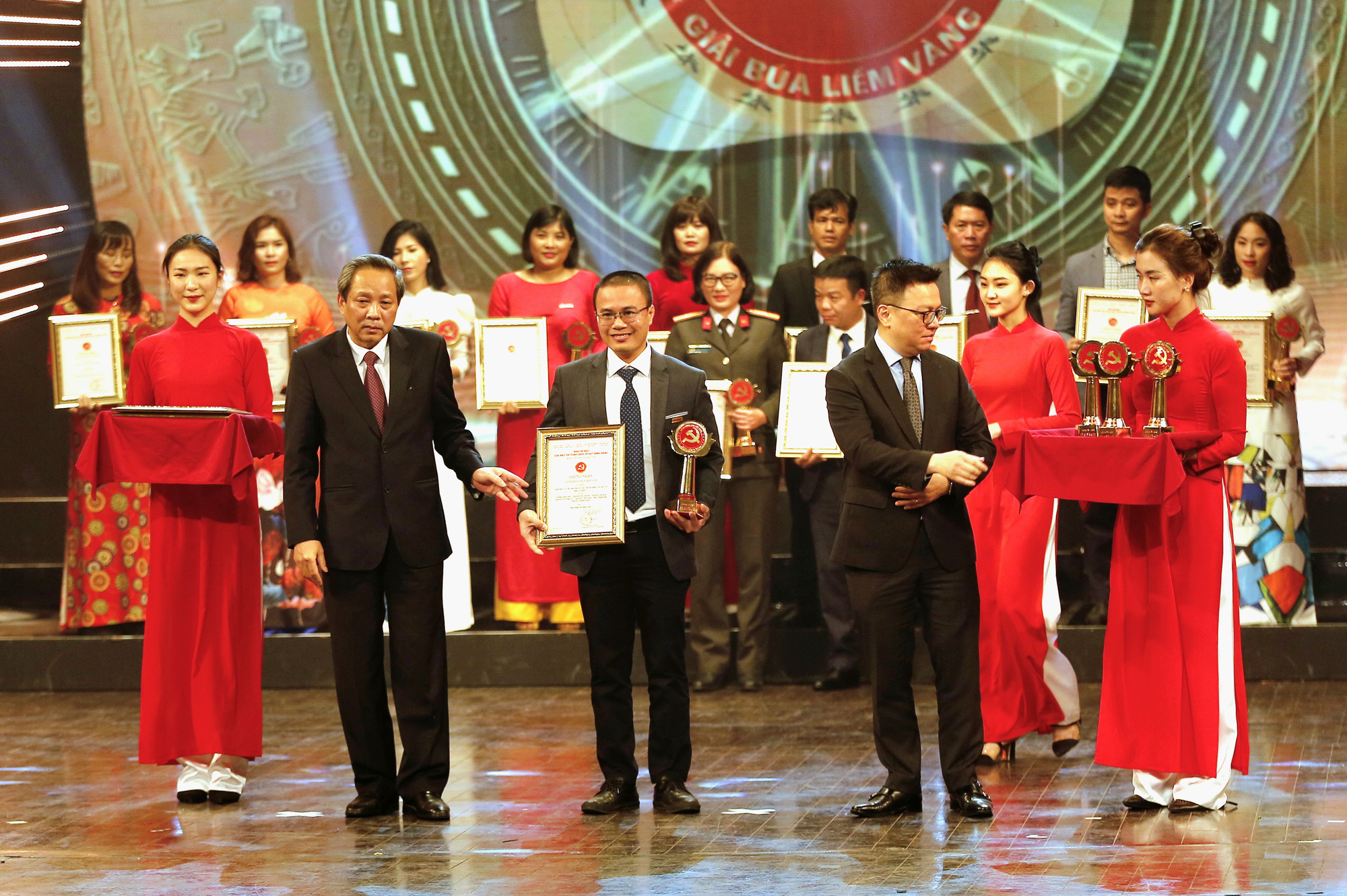 Thủ tướng dự Lễ công bố và trao Giải Búa liềm vàng lần thứ VI - Ảnh 5.
