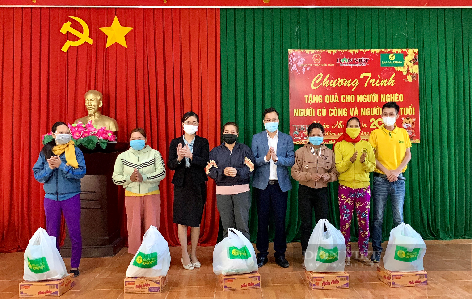 Báo NTNN/Dân Việt cùng nhà tài trợ tặng quà Tết cho người dân huyện Krông Nô - Ảnh 8.