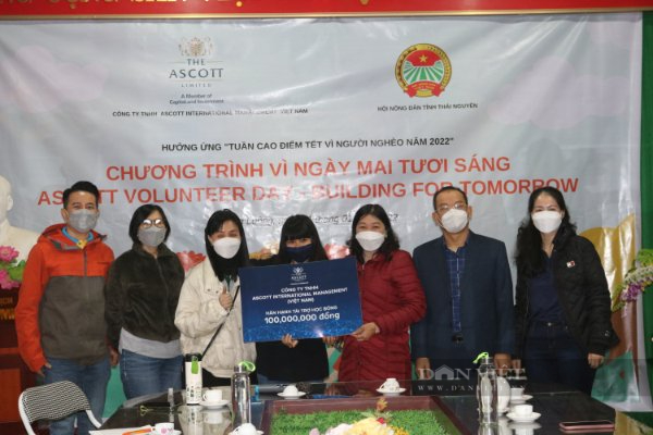 Hội nông dân tỉnh Thái Nguyên phối hợp tặng quà cho học sinh nghèo vượt khó - Ảnh 1.