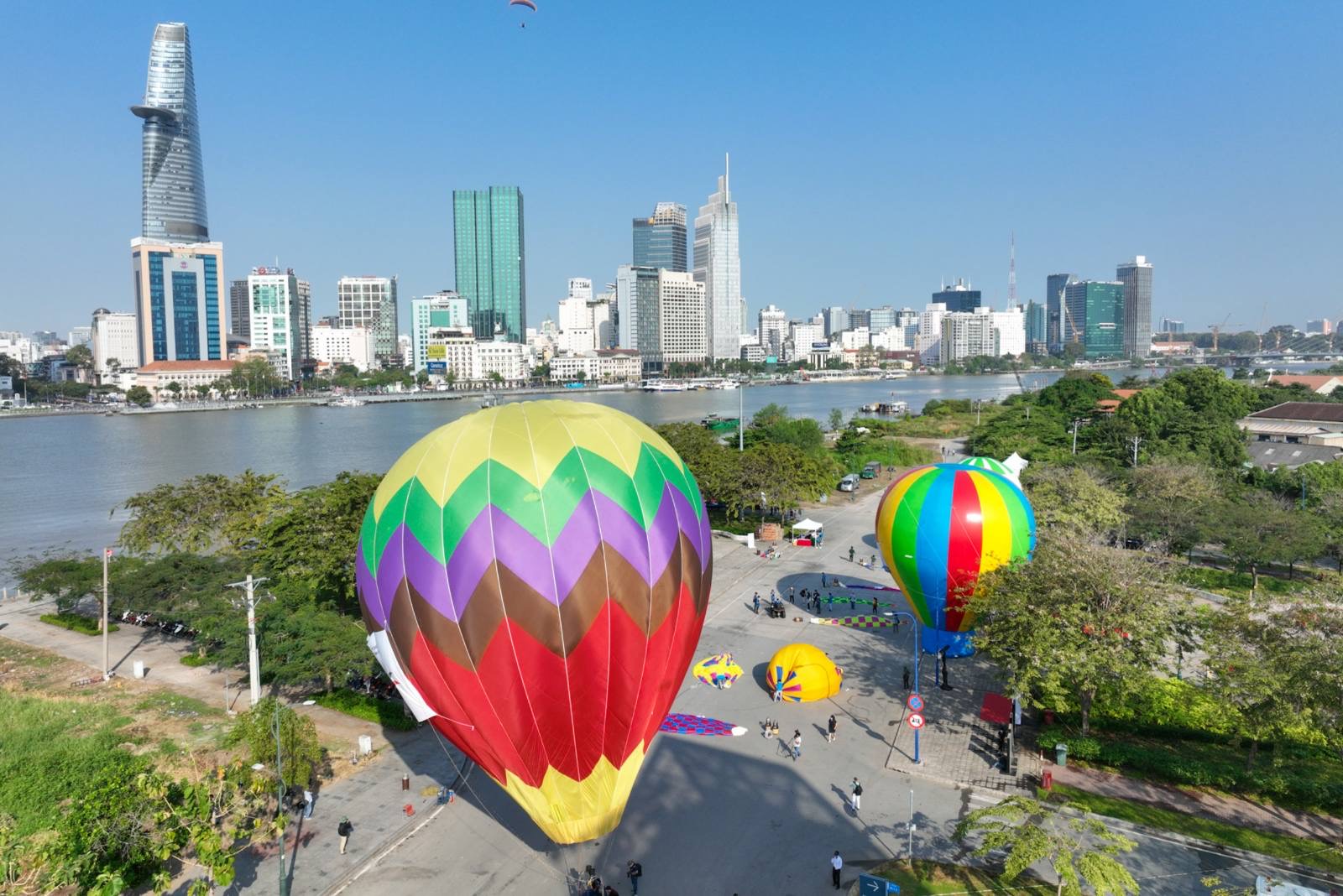 Bất ngờ hơn chục khinh khí cầu khổng lồ lướt bay trên bầu trời Sài Gòn - Ảnh 6.