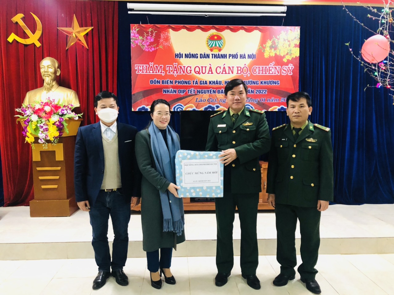 Hội Nông dân Hà Nội: Tặng quà Tết với tổng trị giá 200 triệu đồng tới nhân dân Lào Cai - Ảnh 5.
