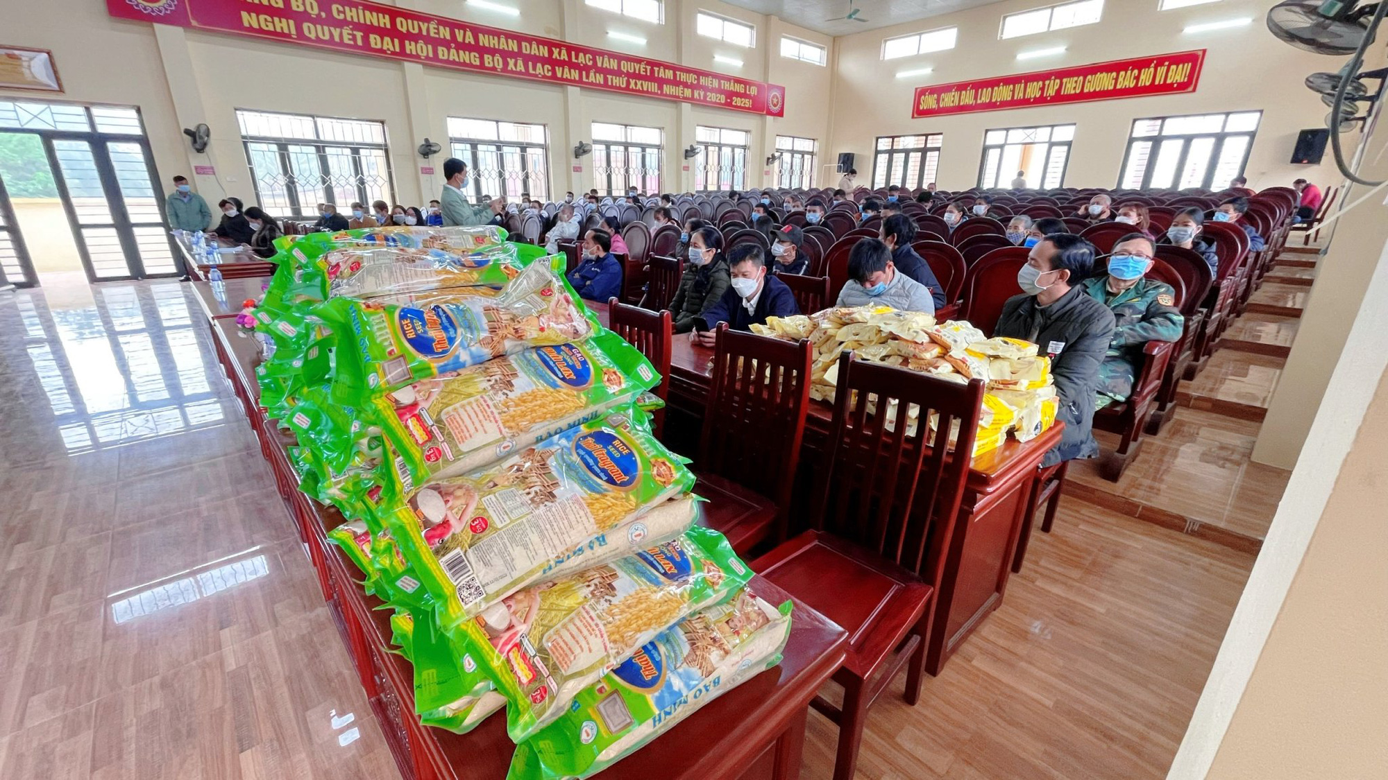 Trao gửi 80 suất quà tới nông dân hoàn cảnh của Nho Quan, Ninh Bình - Ảnh 1.