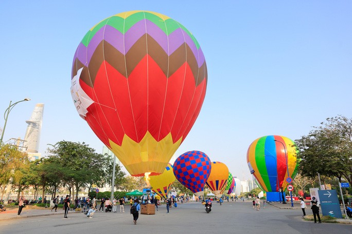 Bất ngờ hơn chục khinh khí cầu khổng lồ lướt bay trên bầu trời Sài Gòn - Ảnh 1.