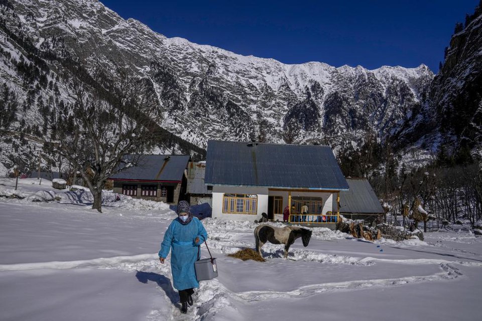 Lội tuyết ở Himalaya để tiêm ngừa Covid-19 cho dân - Ảnh 1.