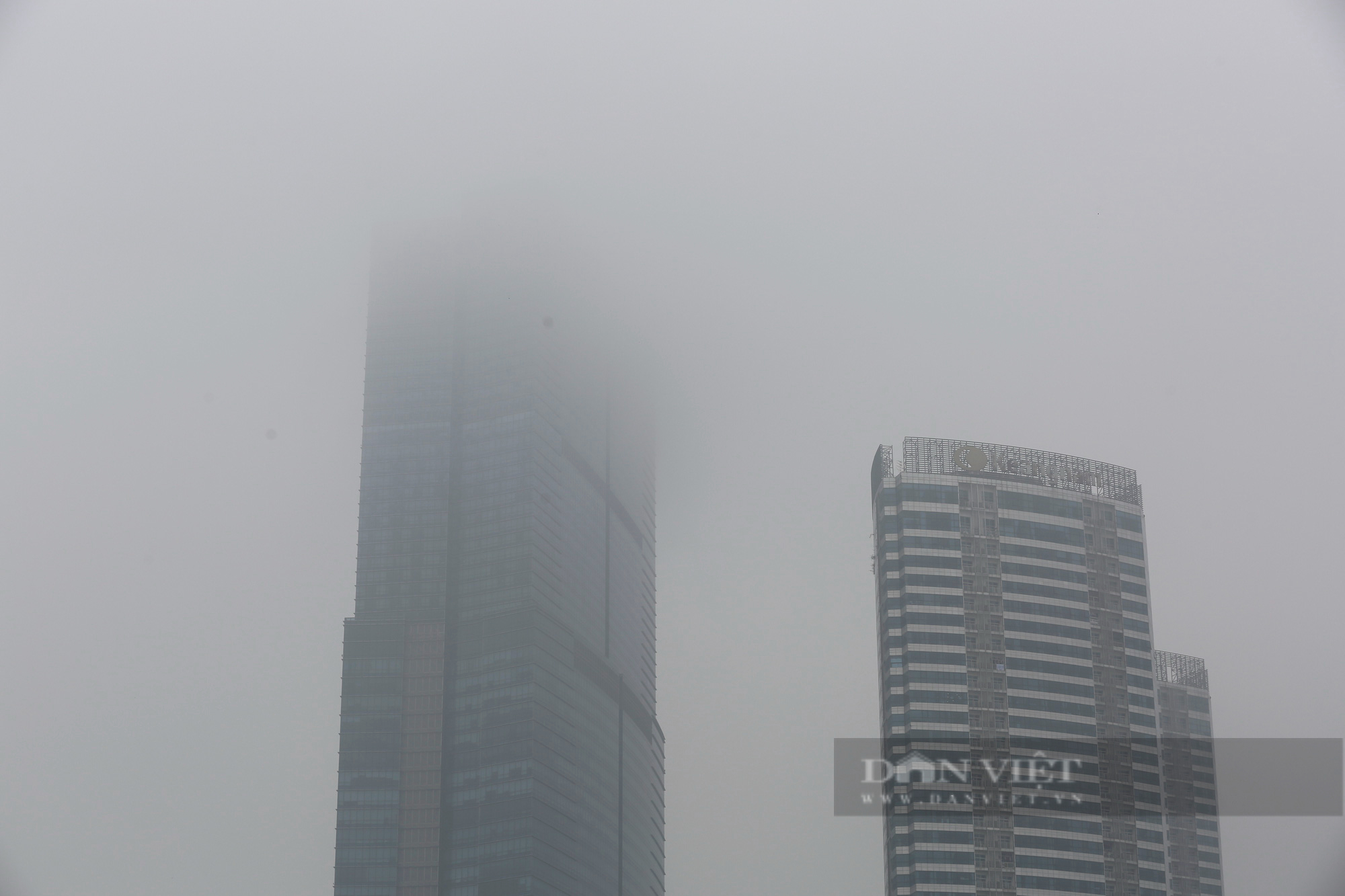 Giữa trưa, Hà Nội vẫn chìm trong làn sương mù dày đặc - Ảnh 8.