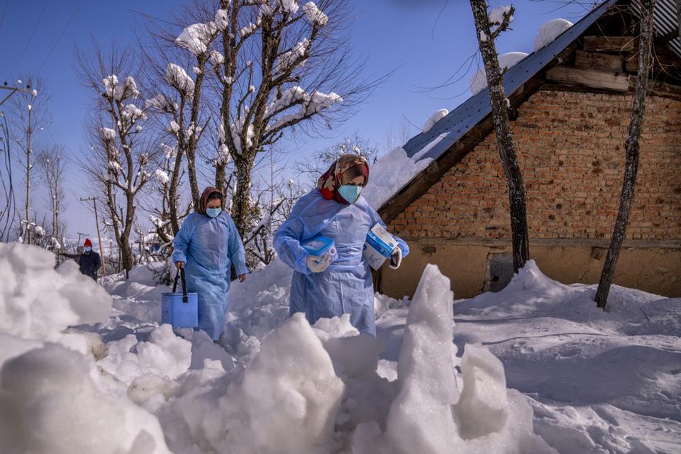 Lội tuyết ở Himalaya để tiêm ngừa Covid-19 cho dân - Ảnh 2.