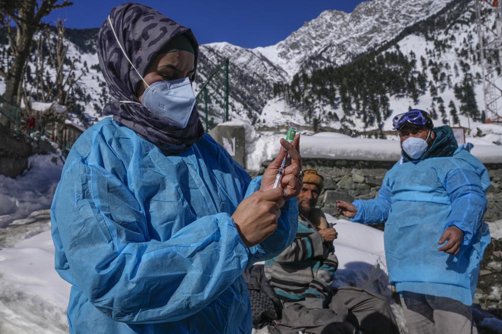Cảnh lội tuyết để tiêm ngừa Covid-19 cho người dân trên dãy Himalaya - Ảnh 4.