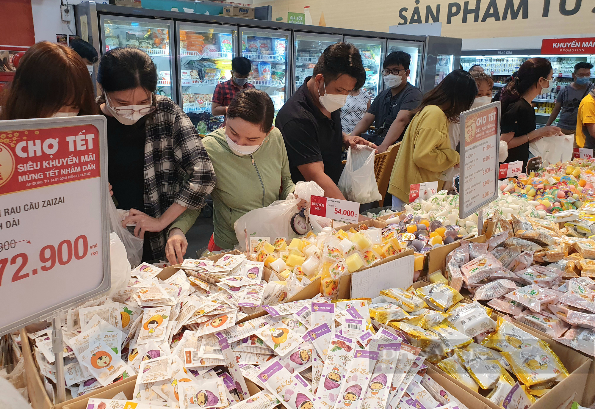 Người Sài Gòn tất bật mua sắm Tết, siêu thị giảm giá 50%, mua 1 tặng 1 - Ảnh 1.