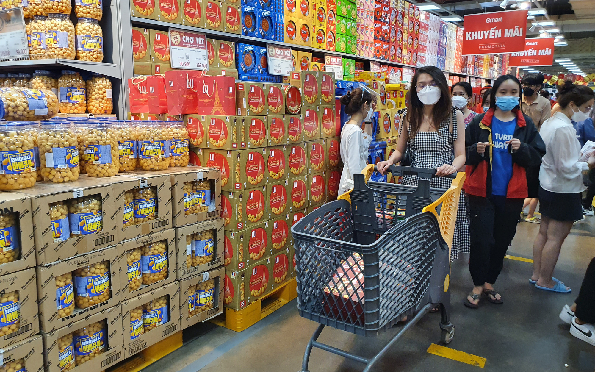 Người Sài Gòn tất bật mua sắm Tết, siêu thị giảm giá 50%, mua 1 tặng 1