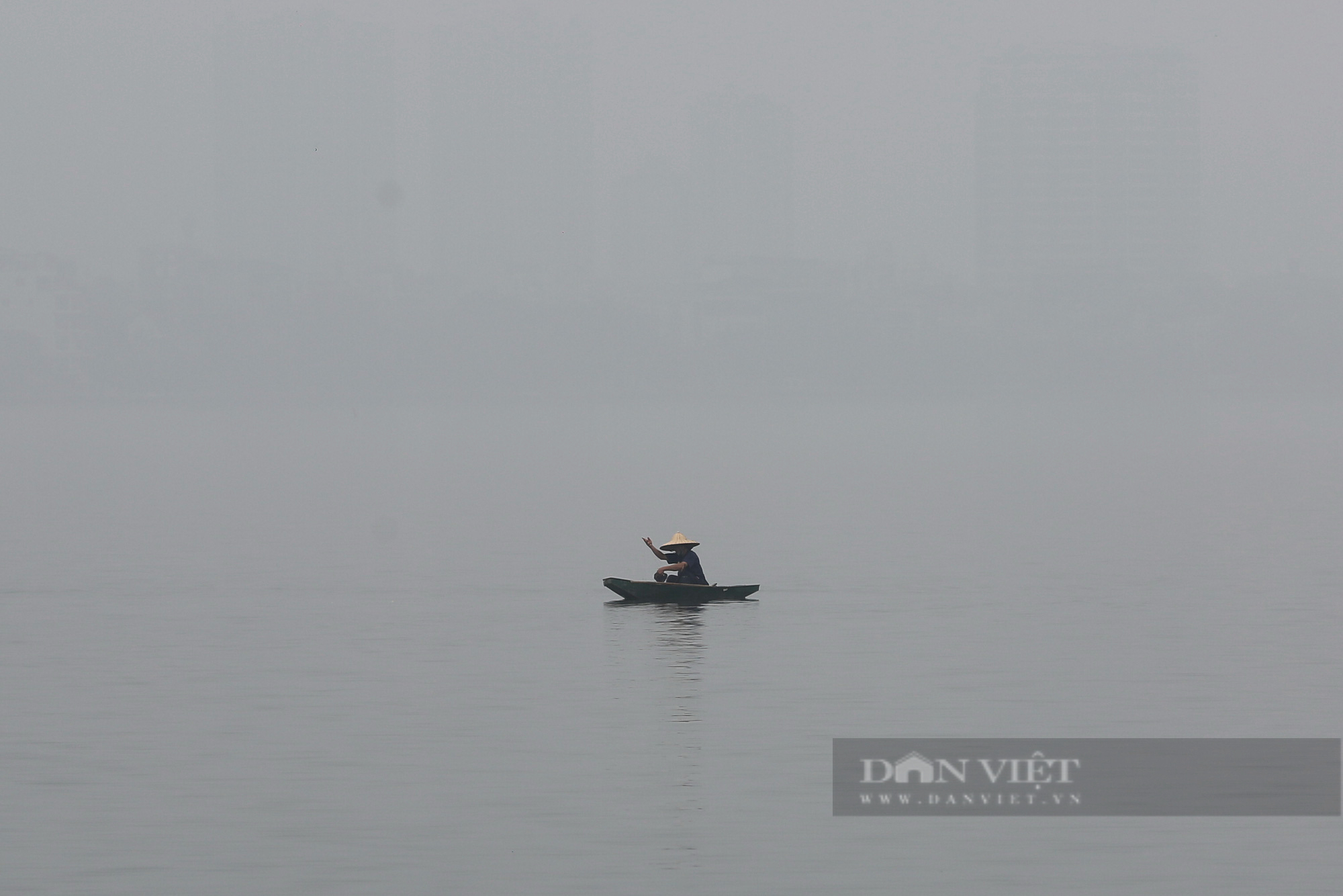 Giữa trưa, Hà Nội vẫn chìm trong làn sương mù dày đặc - Ảnh 3.